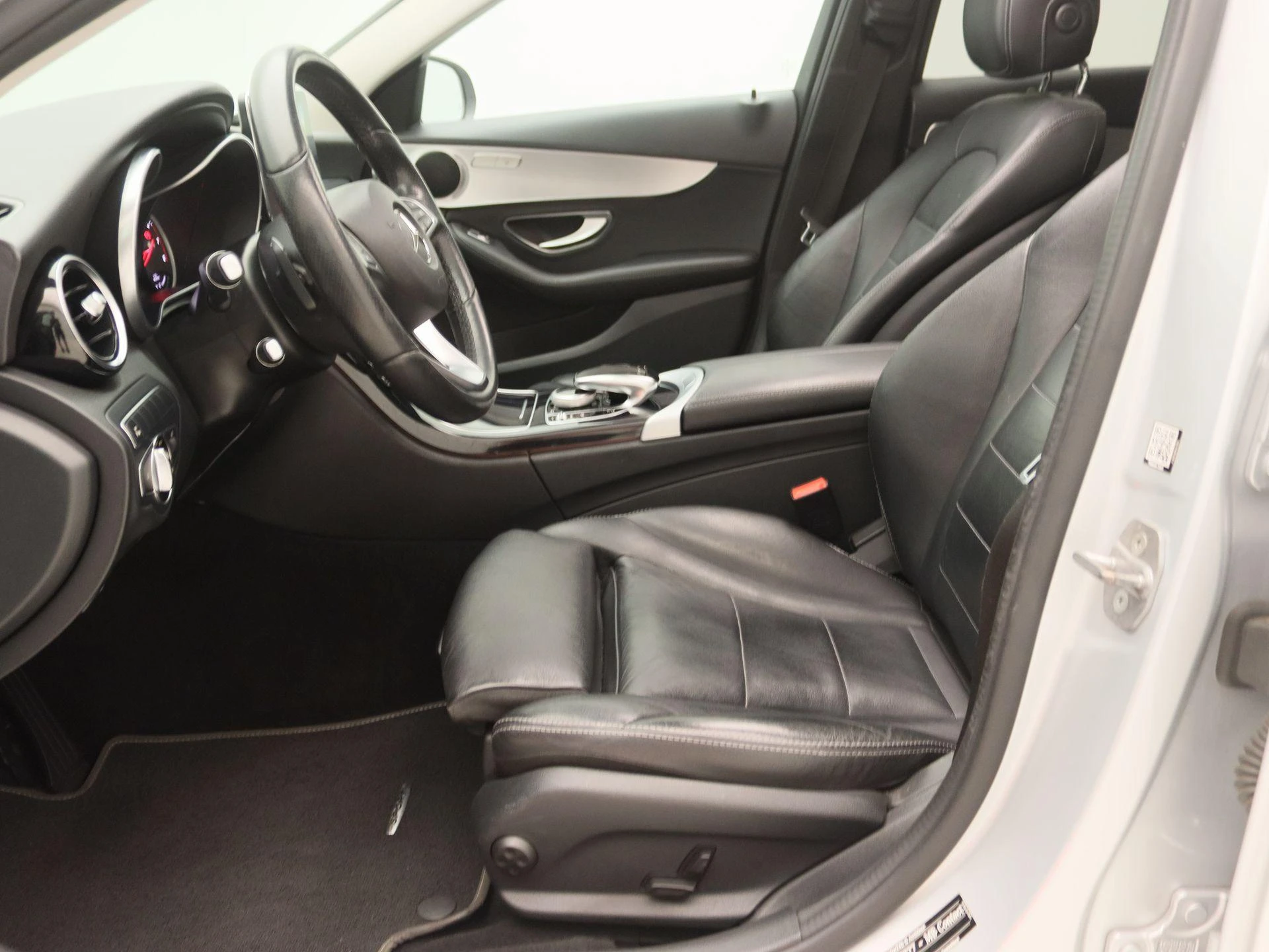 Mercedes-Benz-C-Klasse-image-12