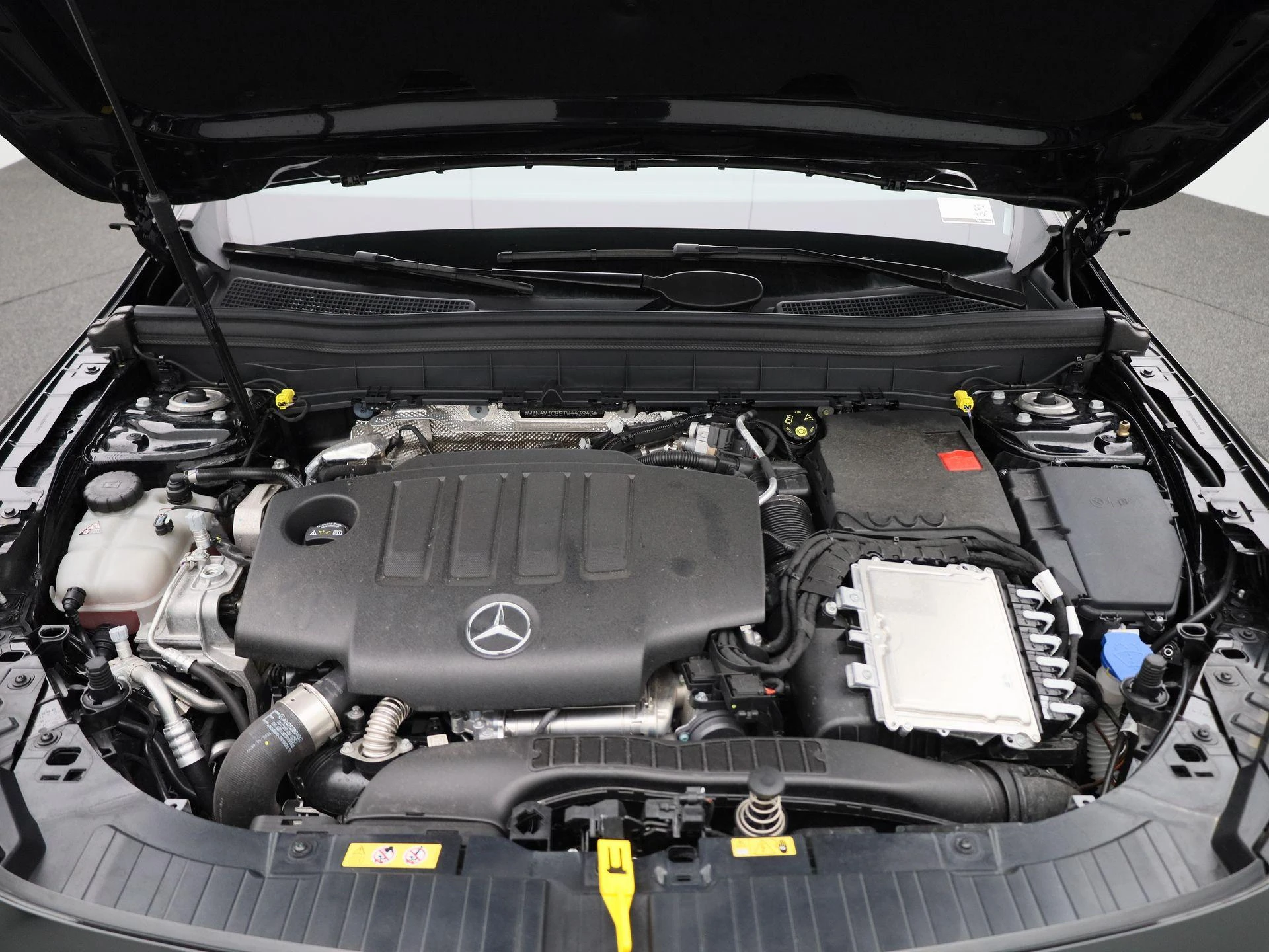 Mercedes-Benz-GLB-image-44