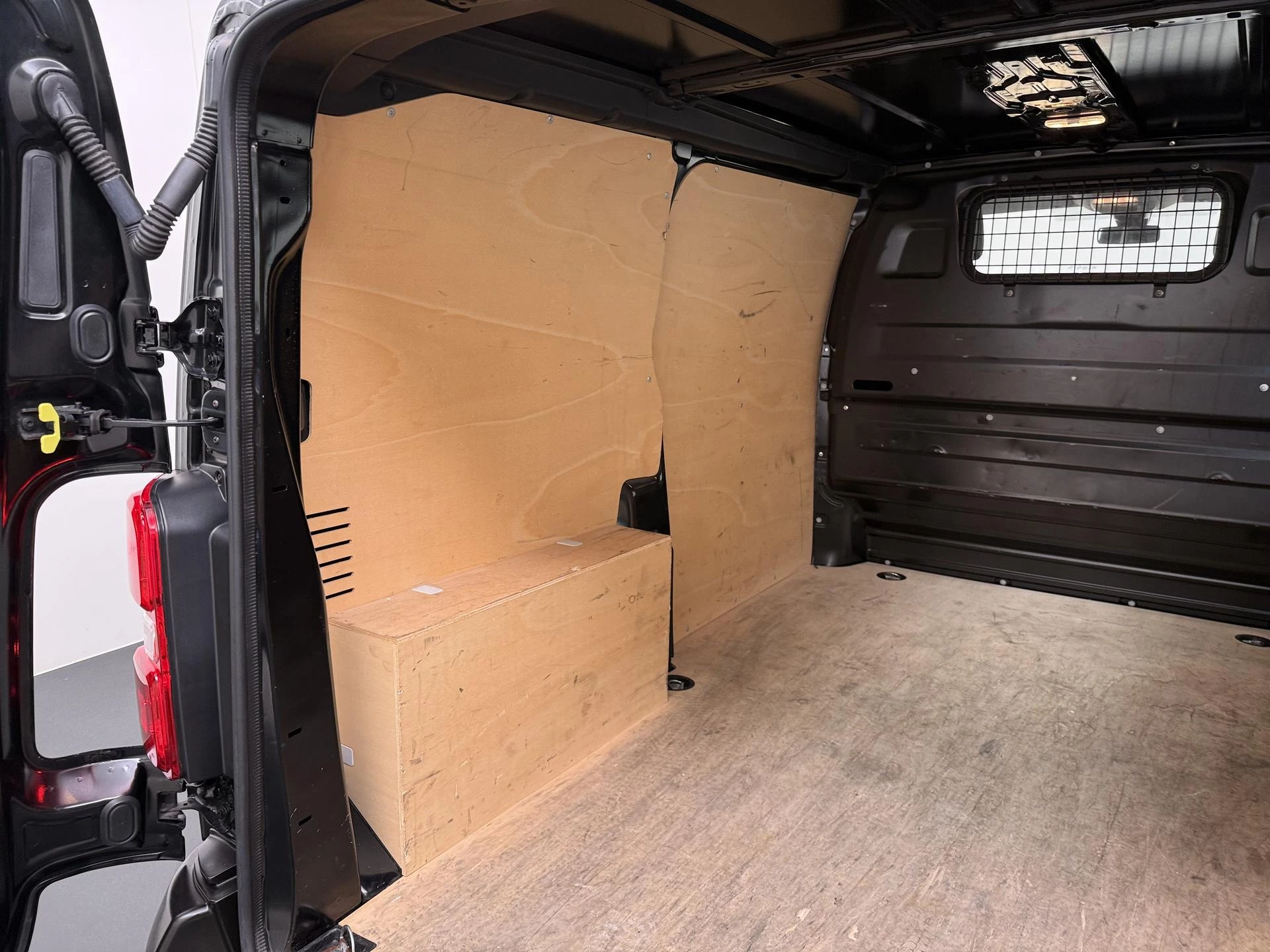 Opel-Vivaro-image-8