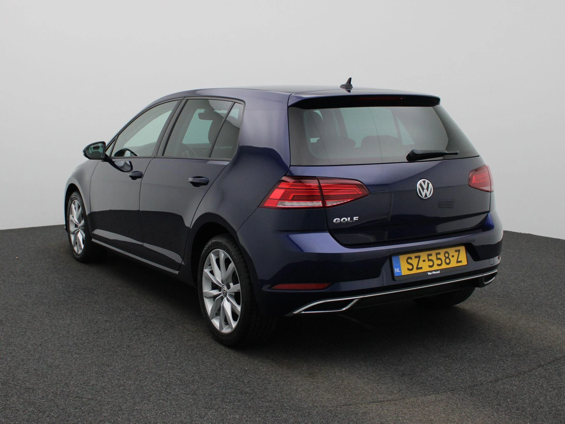 Volkswagen-Golf-image-1