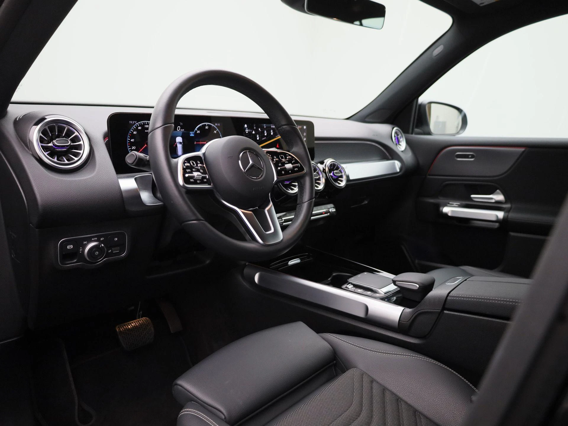 Mercedes-Benz-EQB-image-34