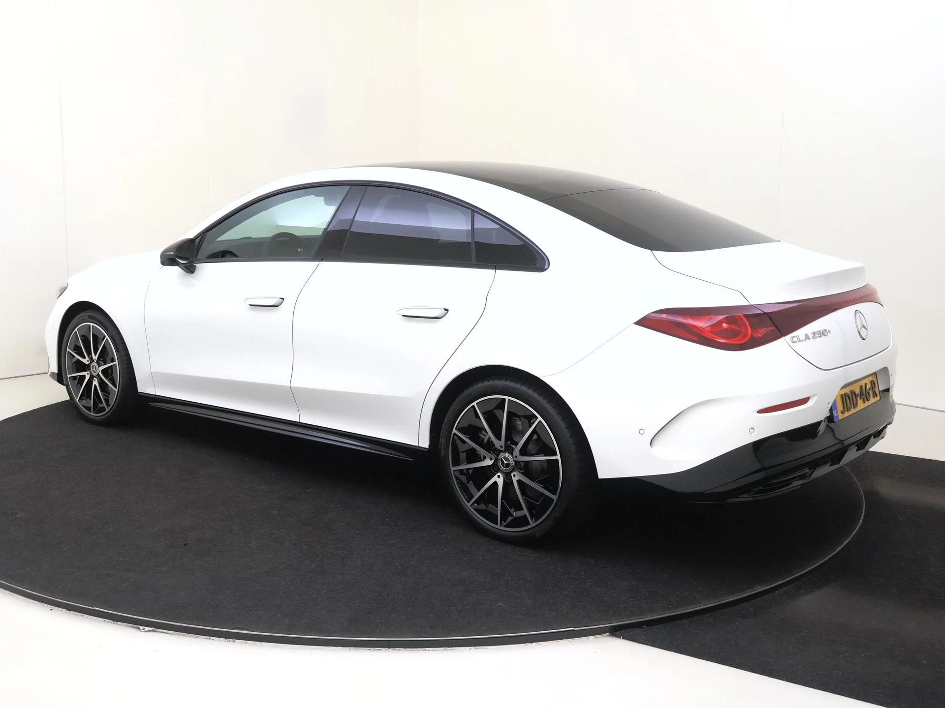 Mercedes-Benz-CLA-image-2