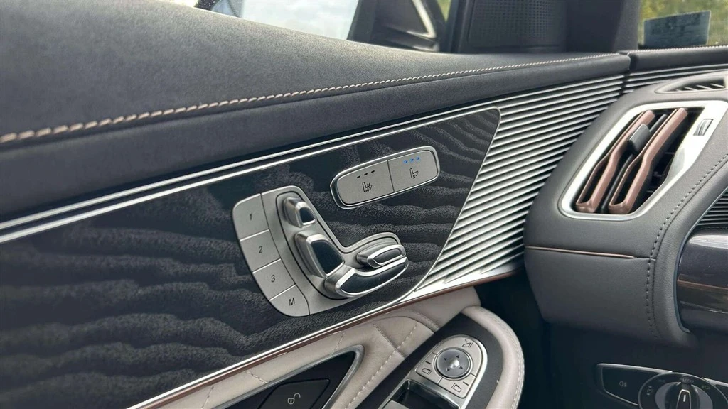 Mercedes-Benz-EQC-image-11