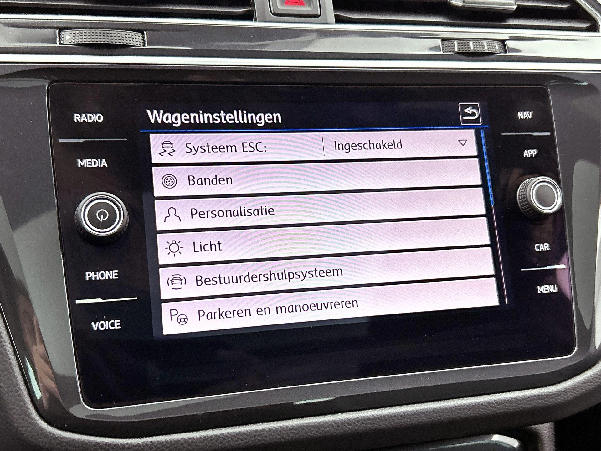 Volkswagen-Tiguan-image-10