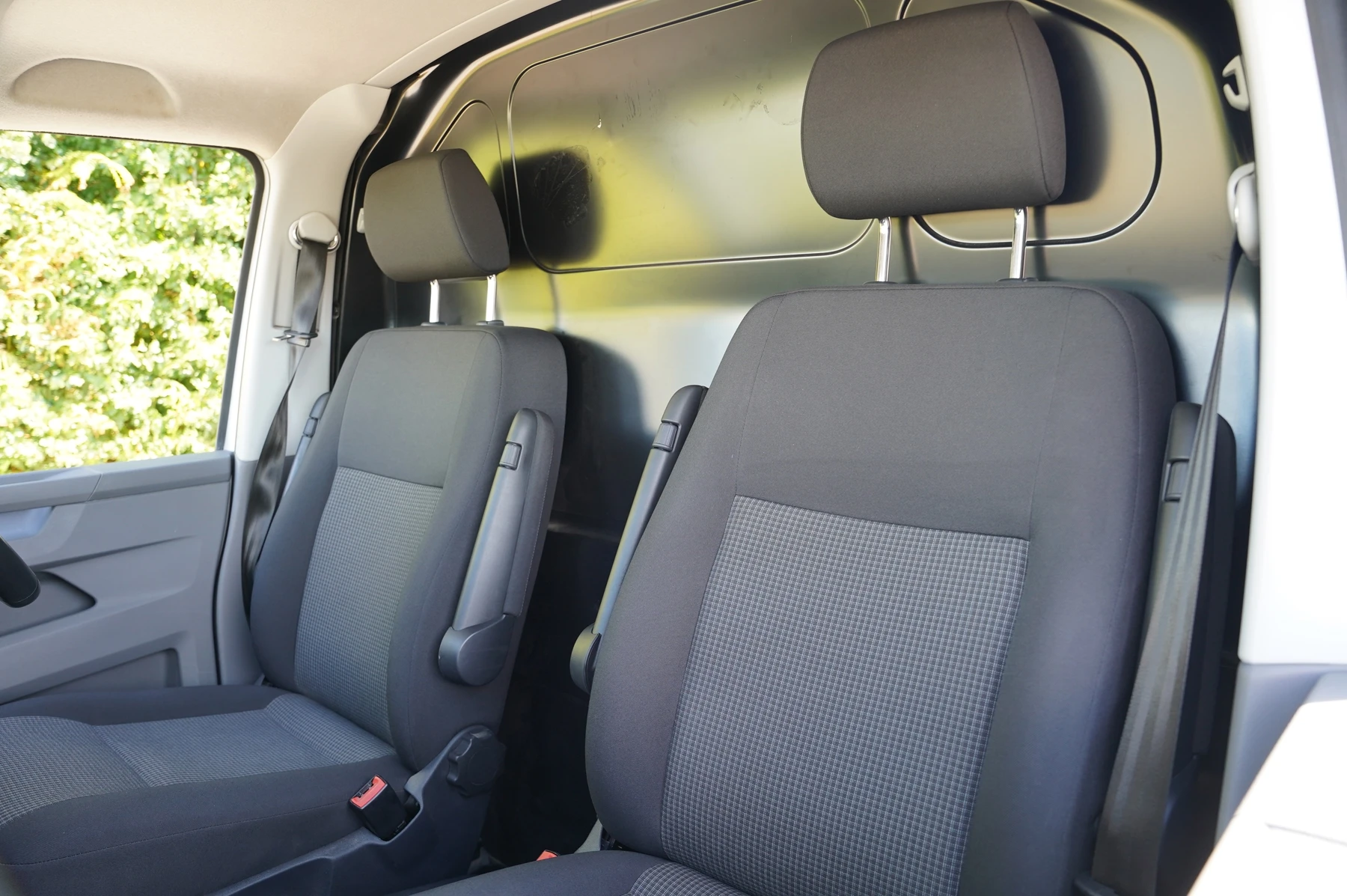 Volkswagen-Transporter-image-21