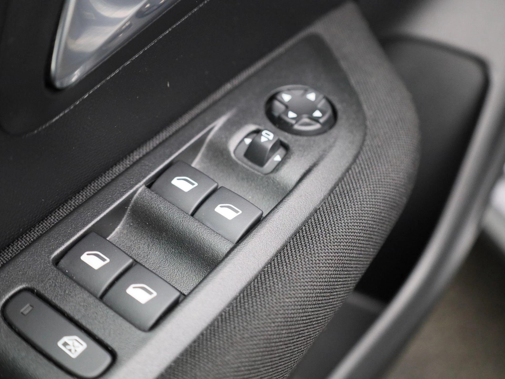 Peugeot-e-208-image-30