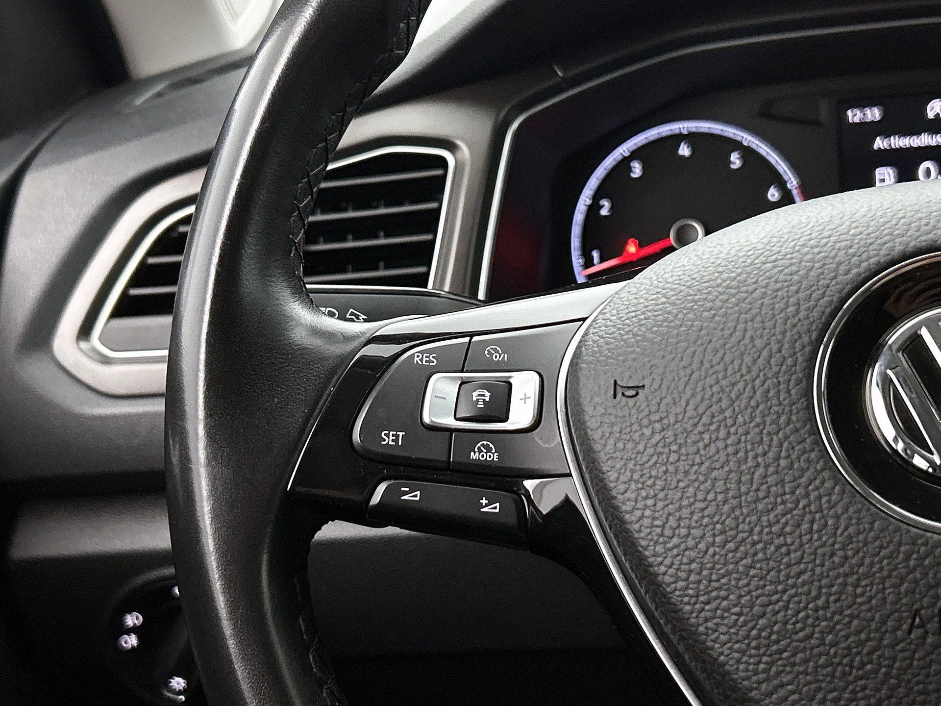 Volkswagen-T-Roc-image-5
