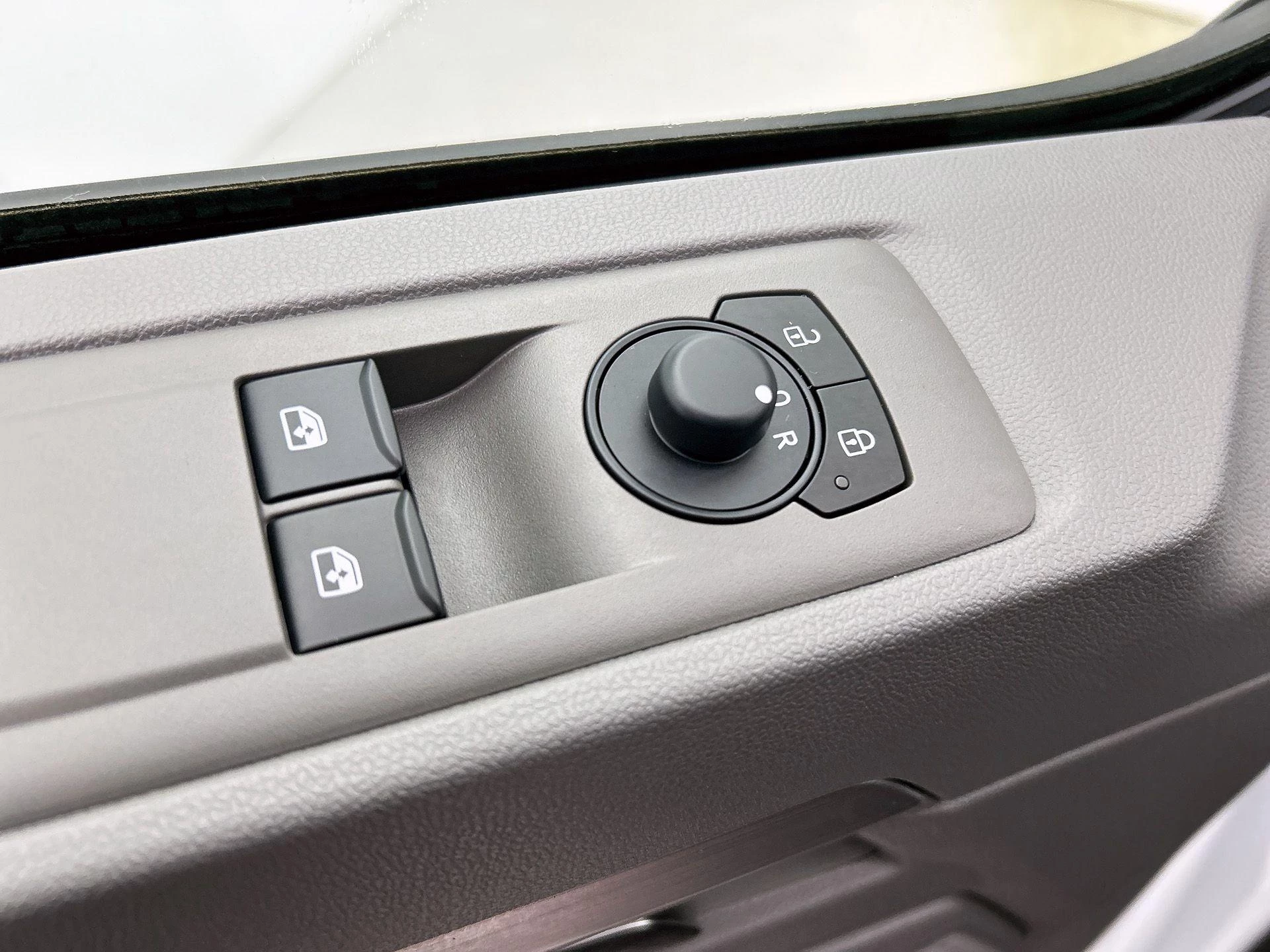 Volkswagen-e-Transporter-image-37