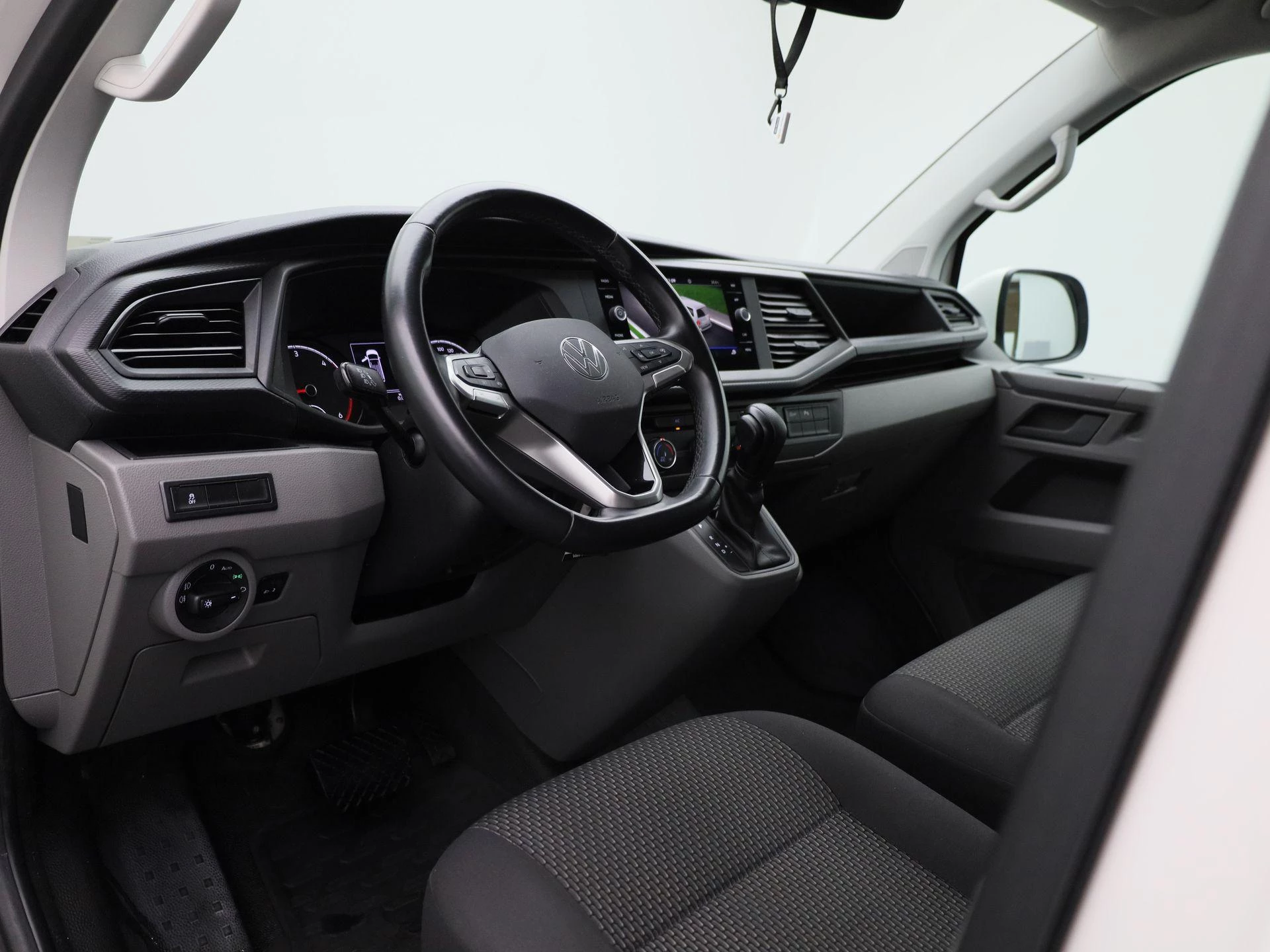 Volkswagen-Transporter-image-35