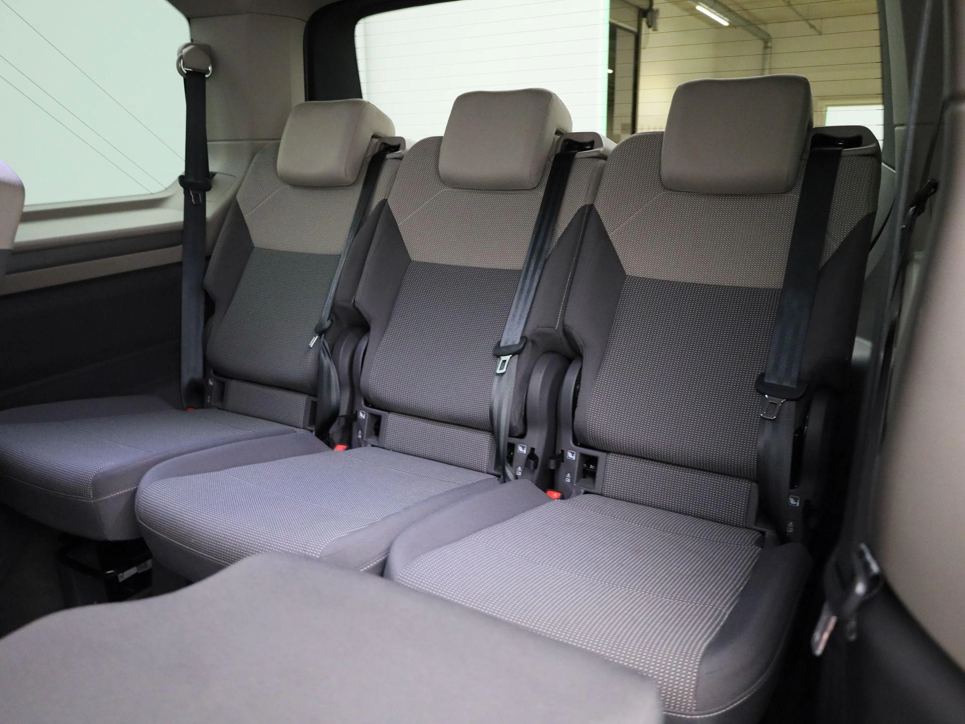 Volkswagen-Multivan-image-11