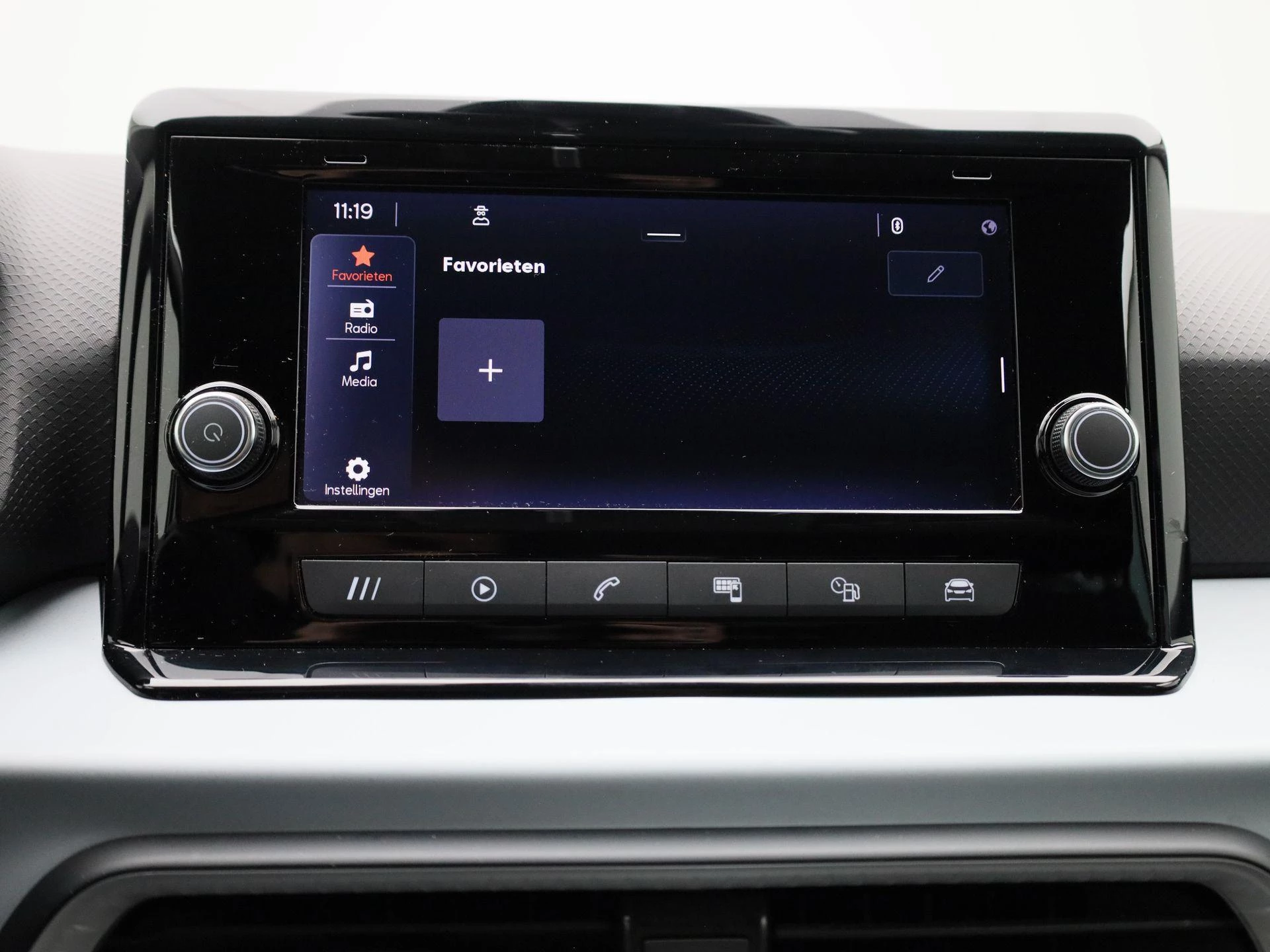 SEAT-Arona-image-18