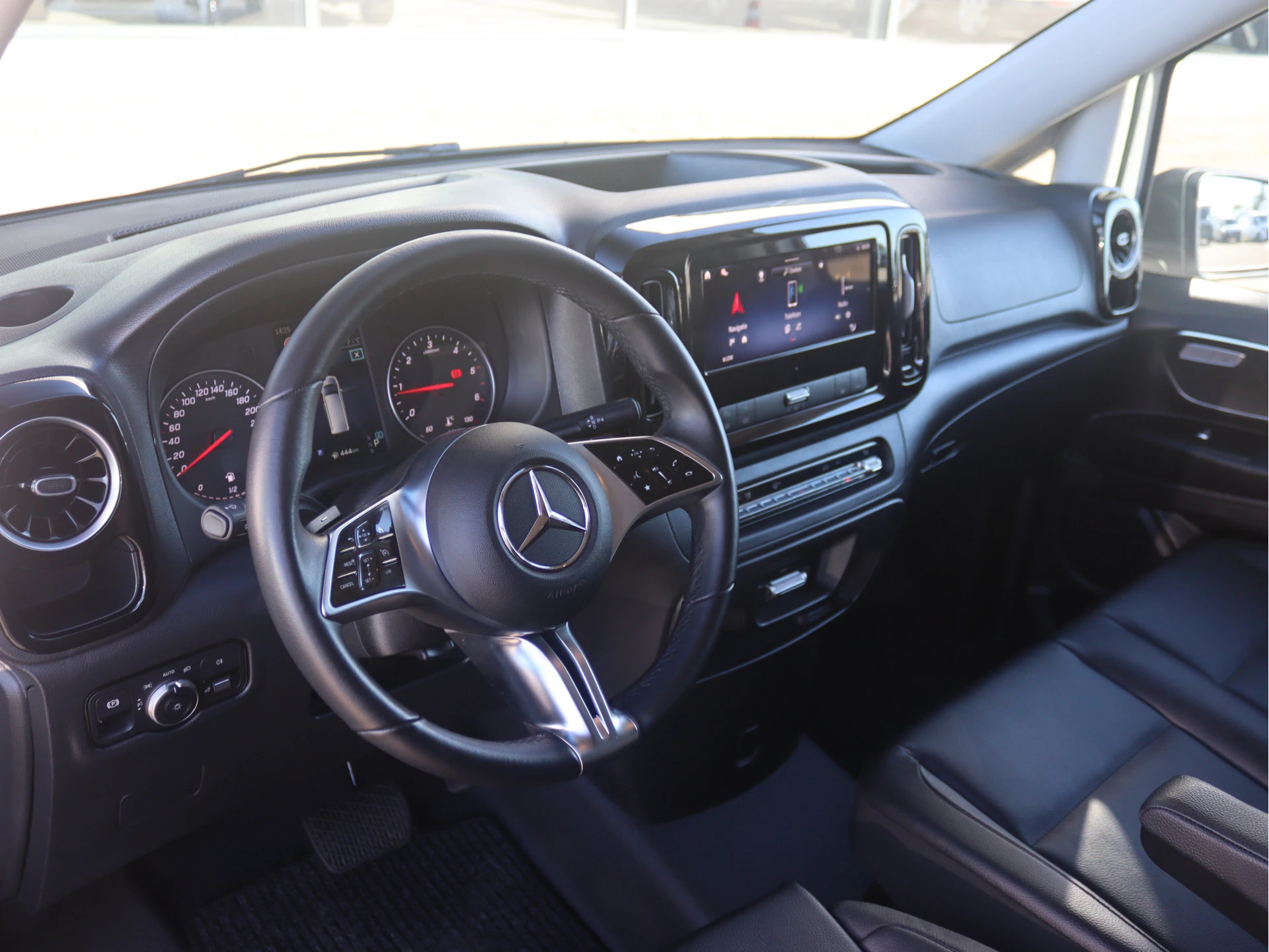 Mercedes-Benz-Vito-image-3