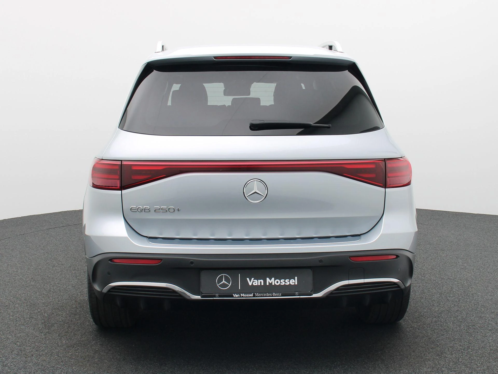 Mercedes-Benz-EQB-image-4