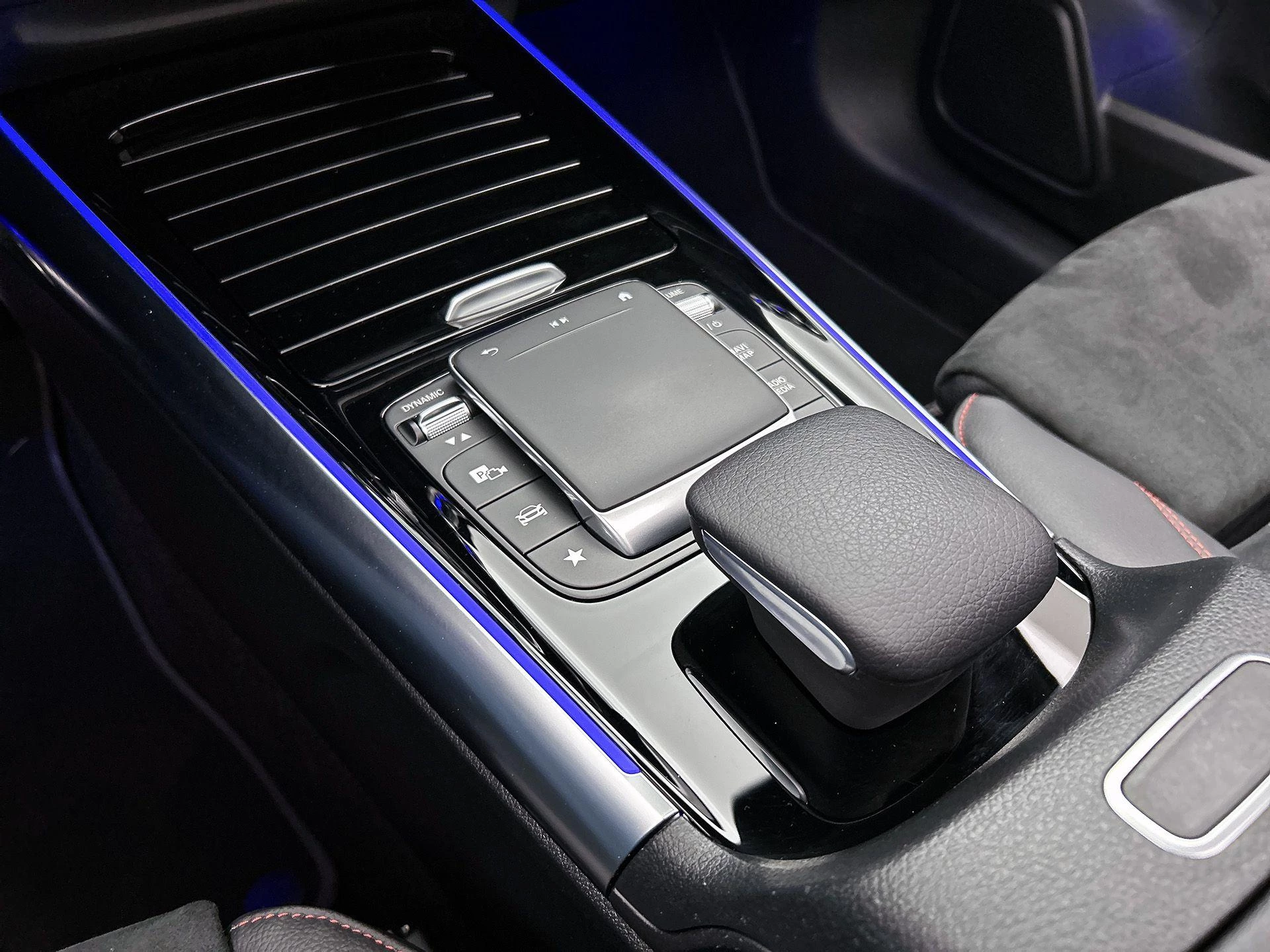 Mercedes-Benz-GLA-image-35