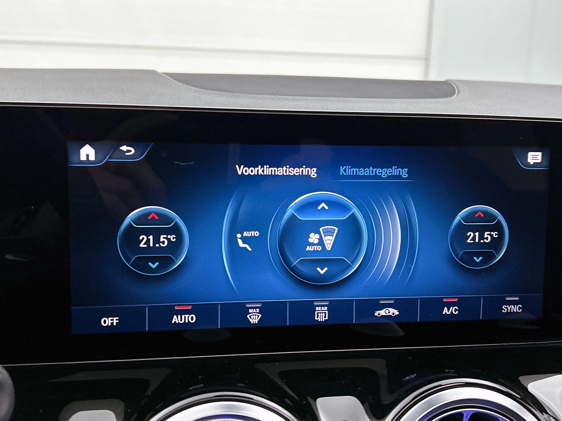 Mercedes-Benz-GLA-image-25