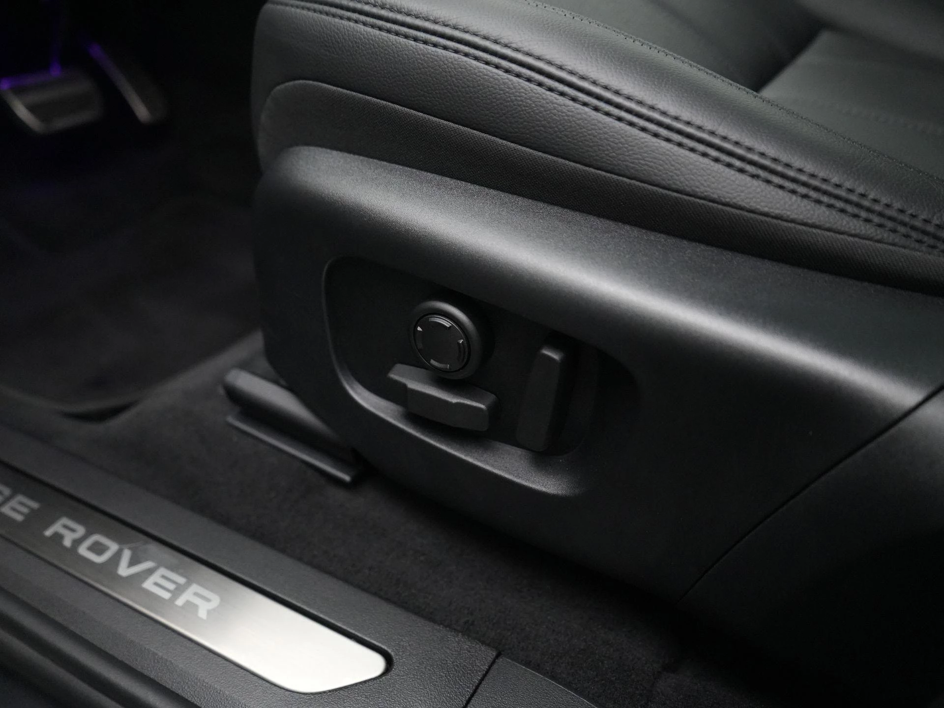 Land Rover-Range Rover Evoque-image-36