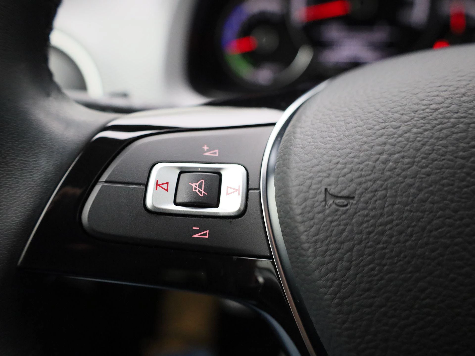 Volkswagen-e-up!-image-19