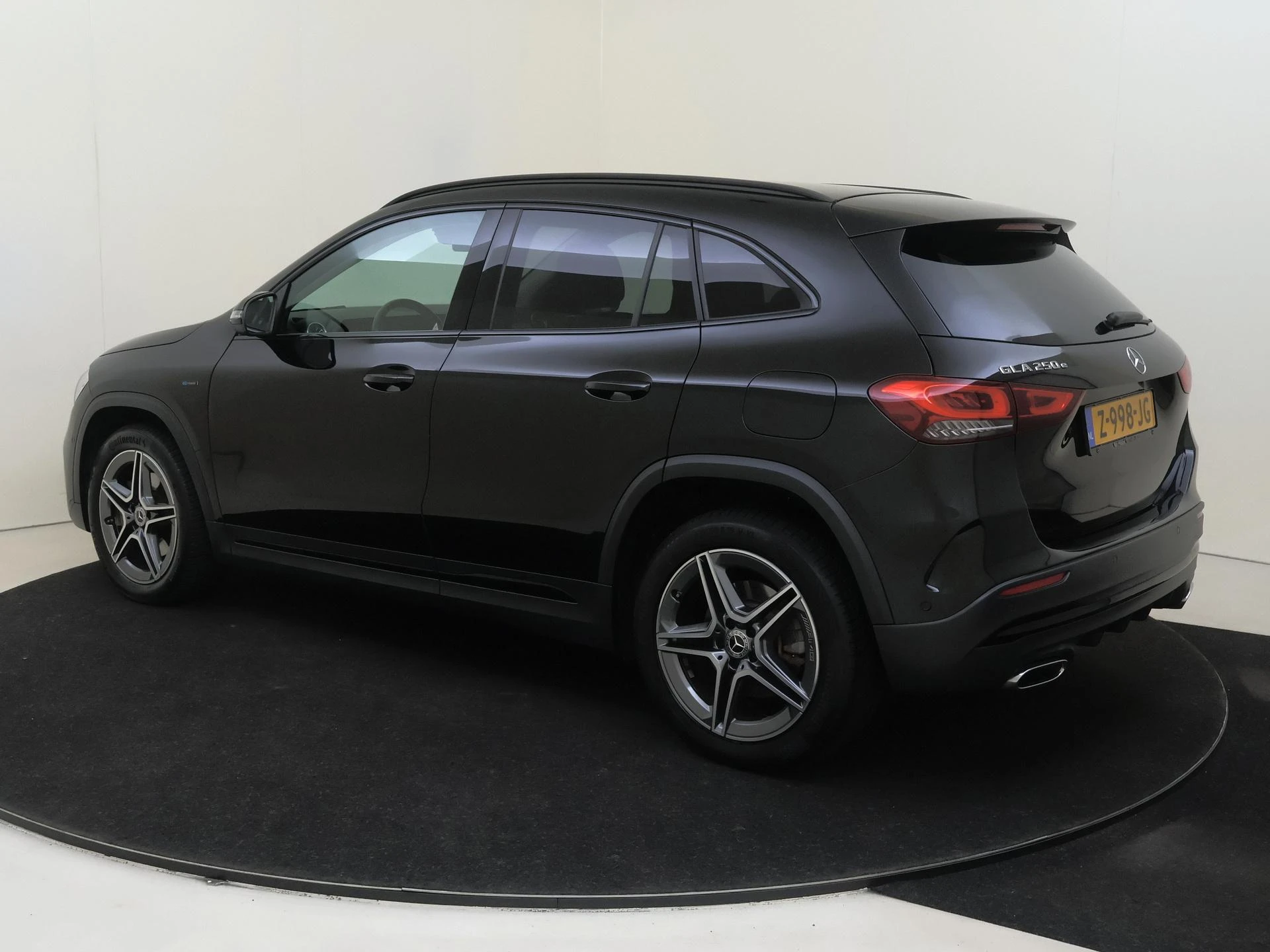Mercedes-Benz-GLA-image-2