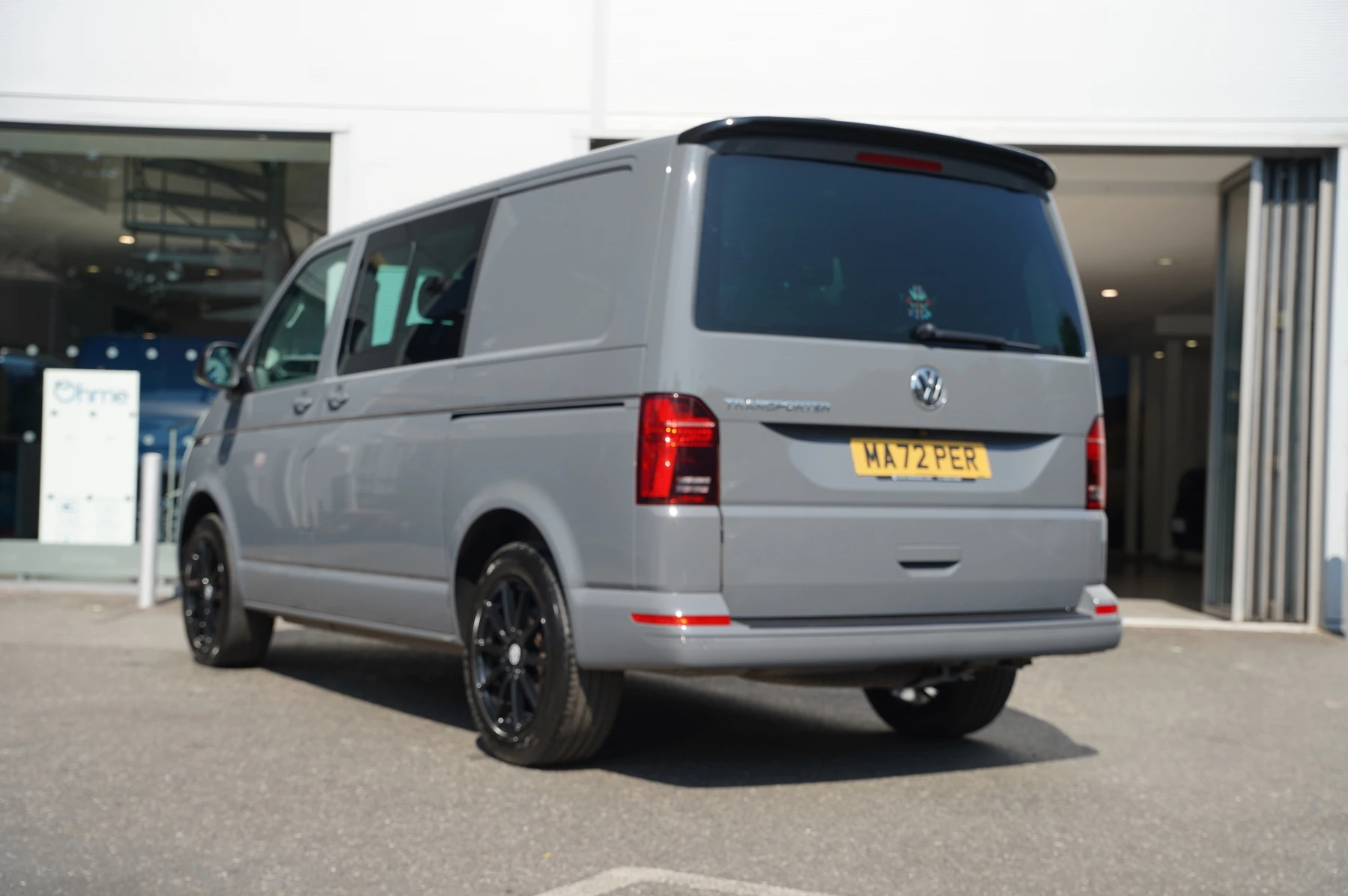 Volkswagen-Transporter-image-2