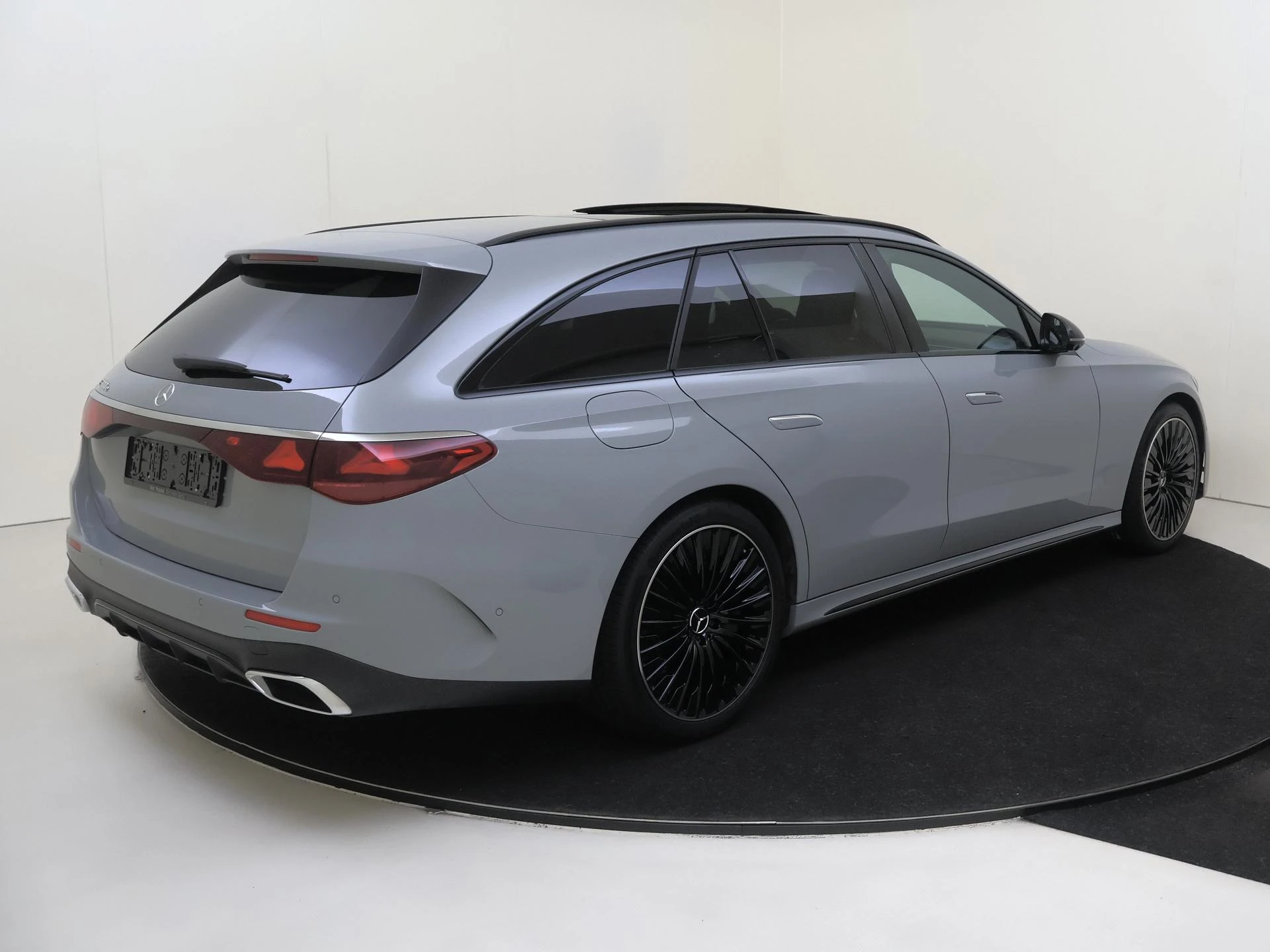 Mercedes-Benz-E-Klasse-image-3