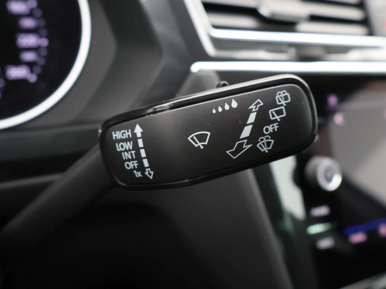 Volkswagen-Tiguan-image-12