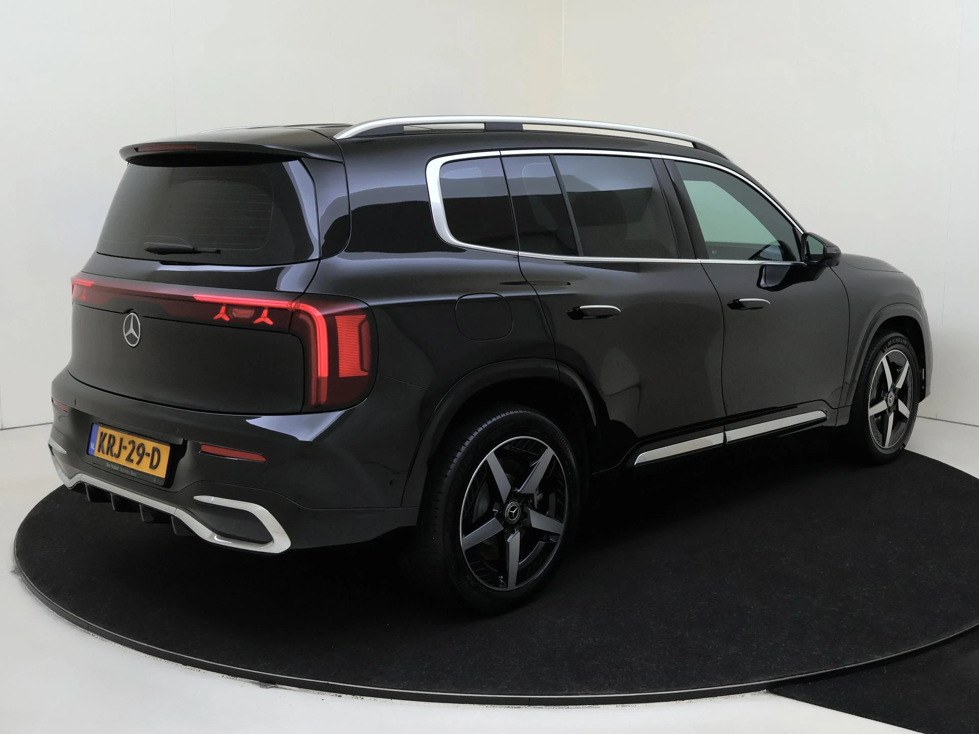Mercedes-Benz-GLB-image-3