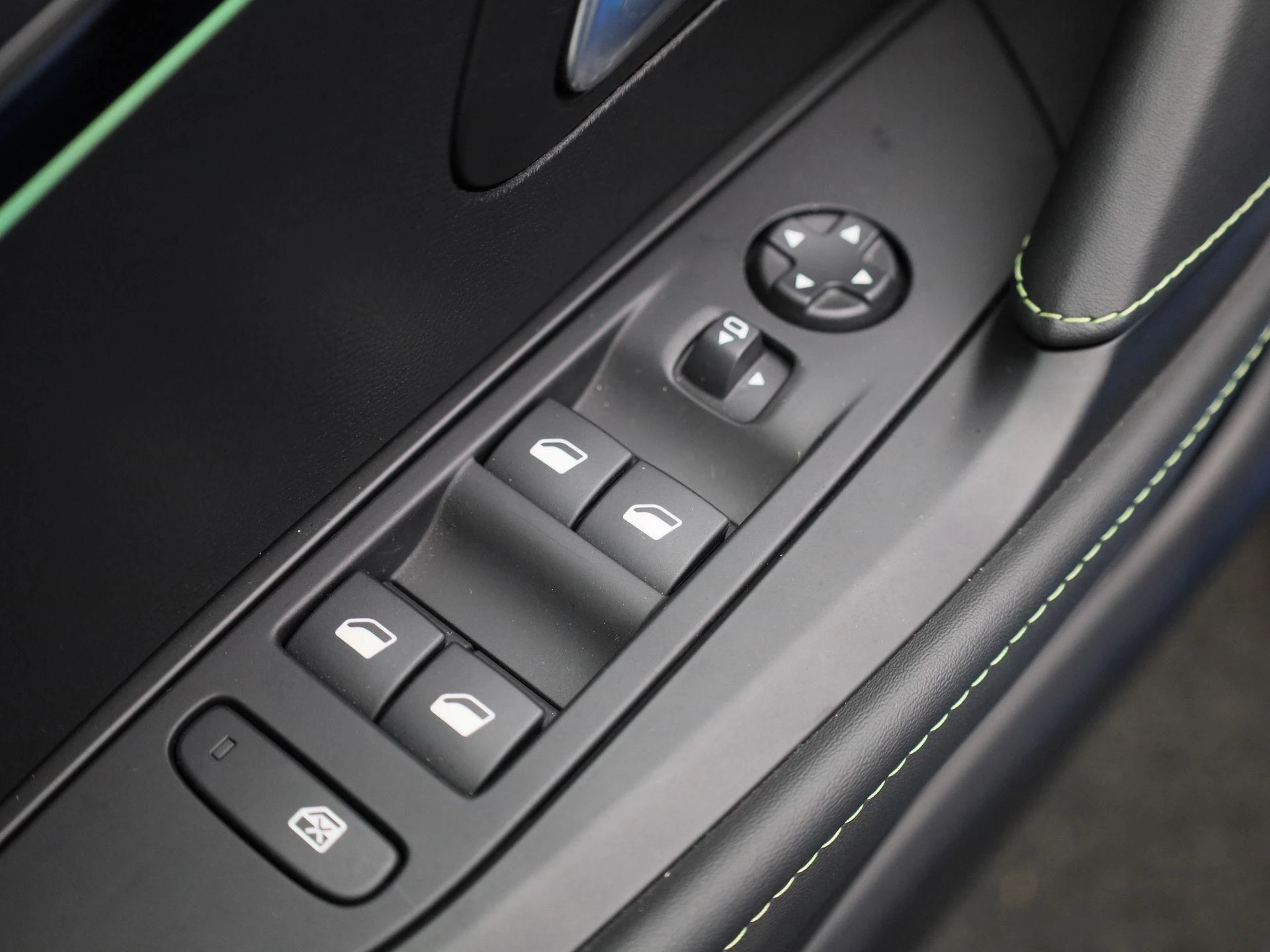 Peugeot-e-208-image-37