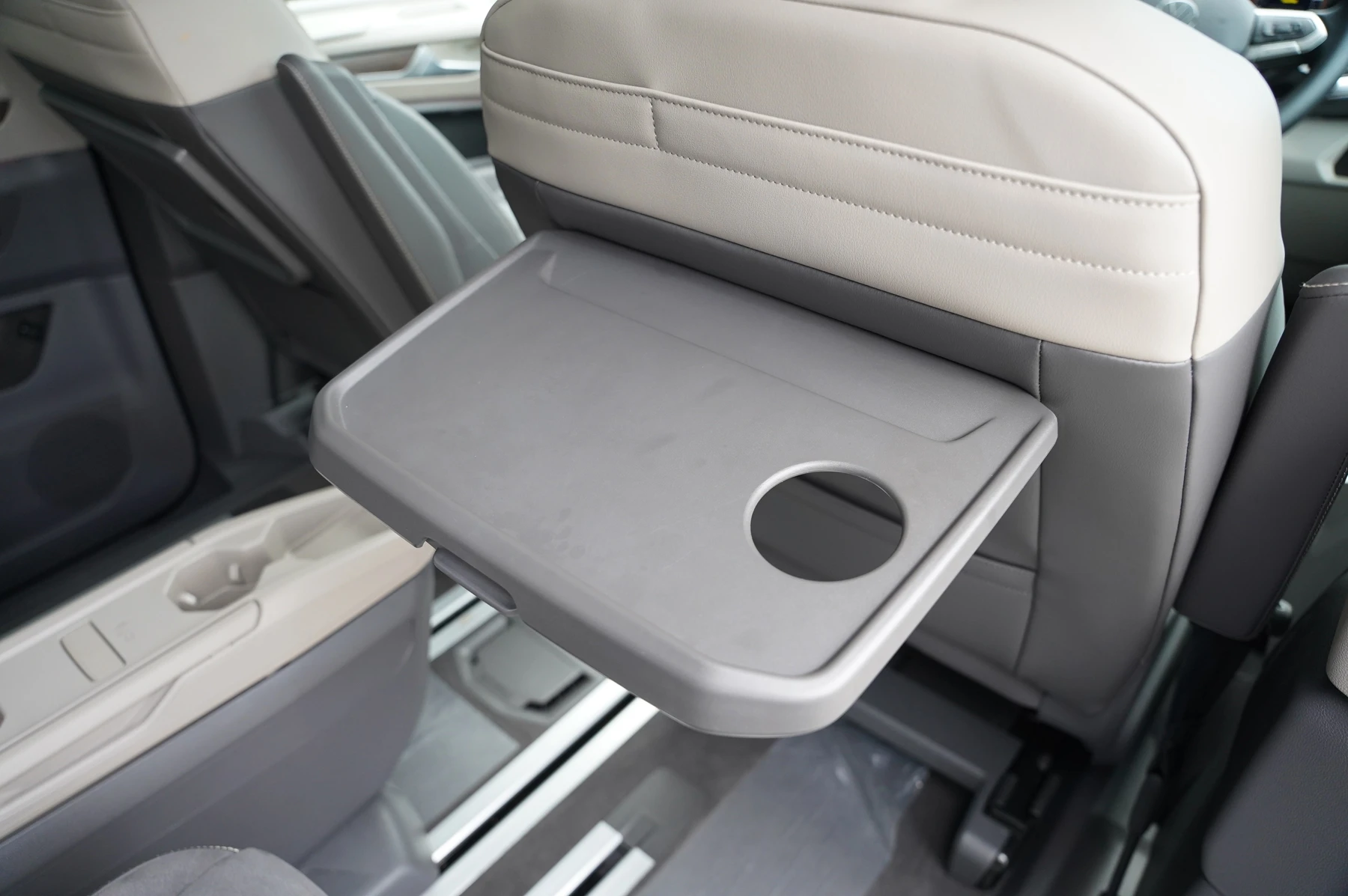 Volkswagen-Multivan-image-30
