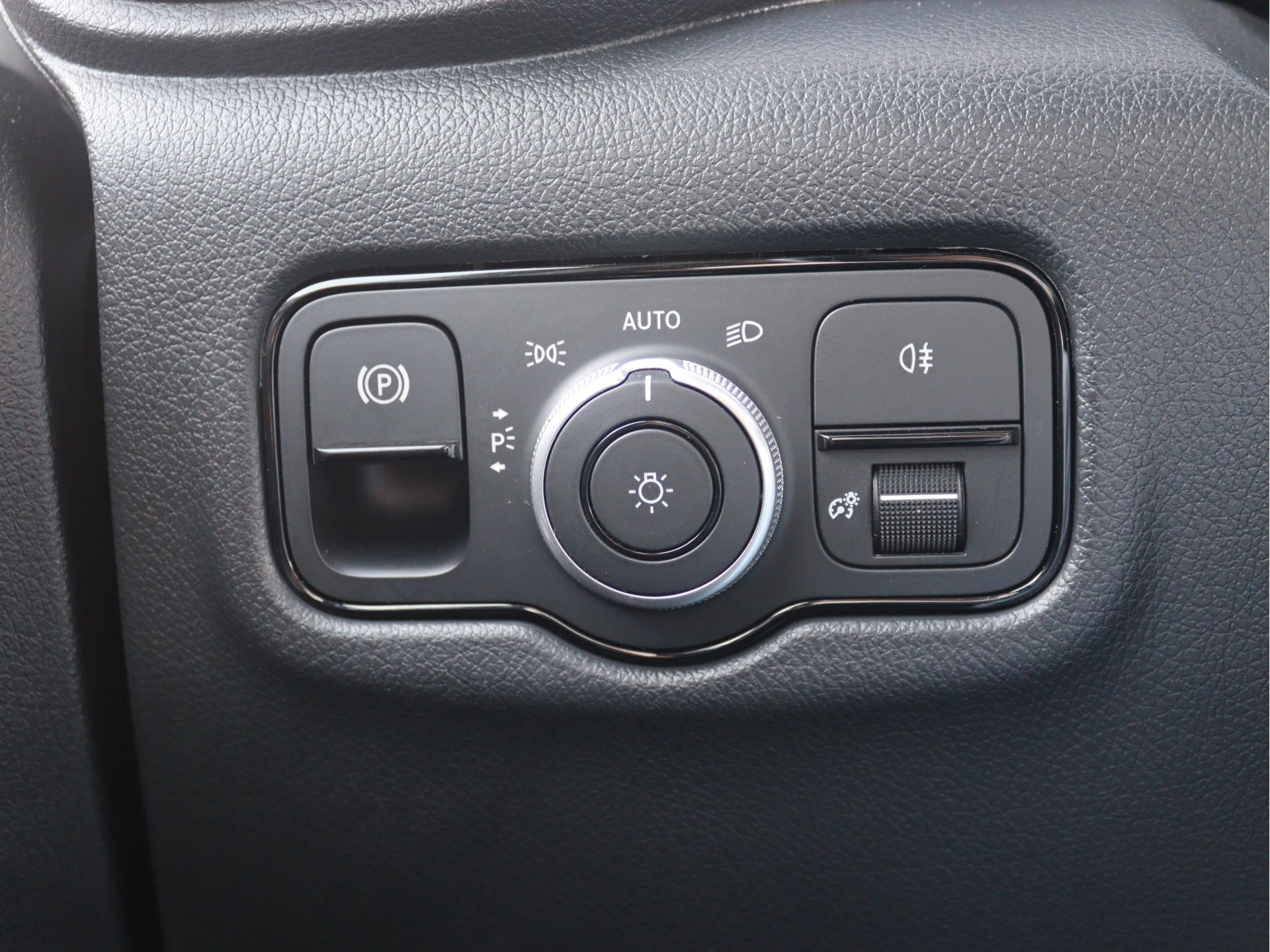 Mercedes-Benz-Vito-image-12