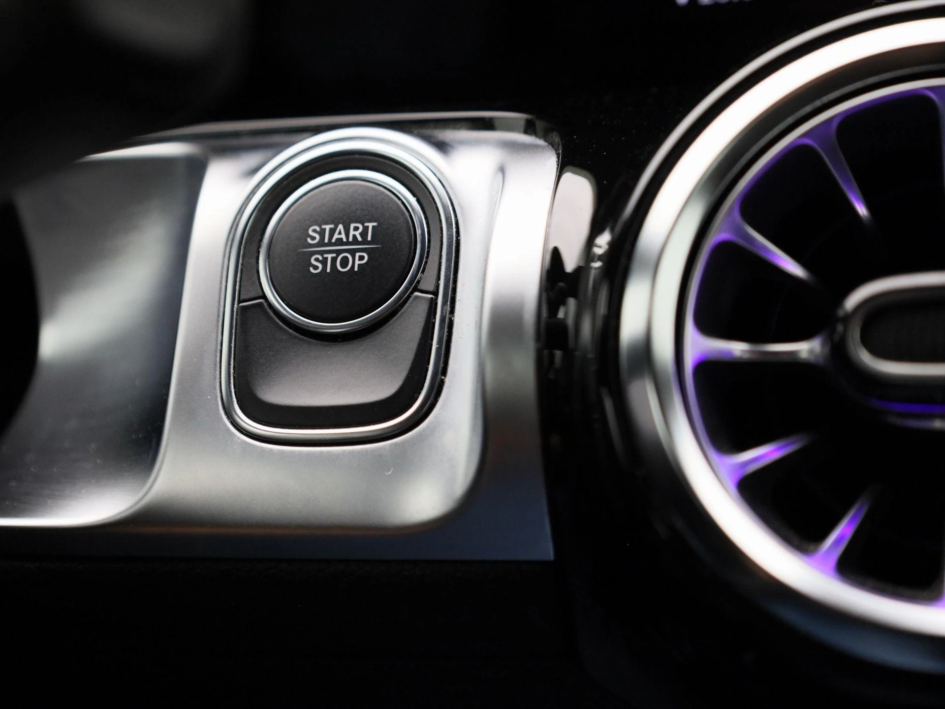 Mercedes-Benz-EQB-image-24