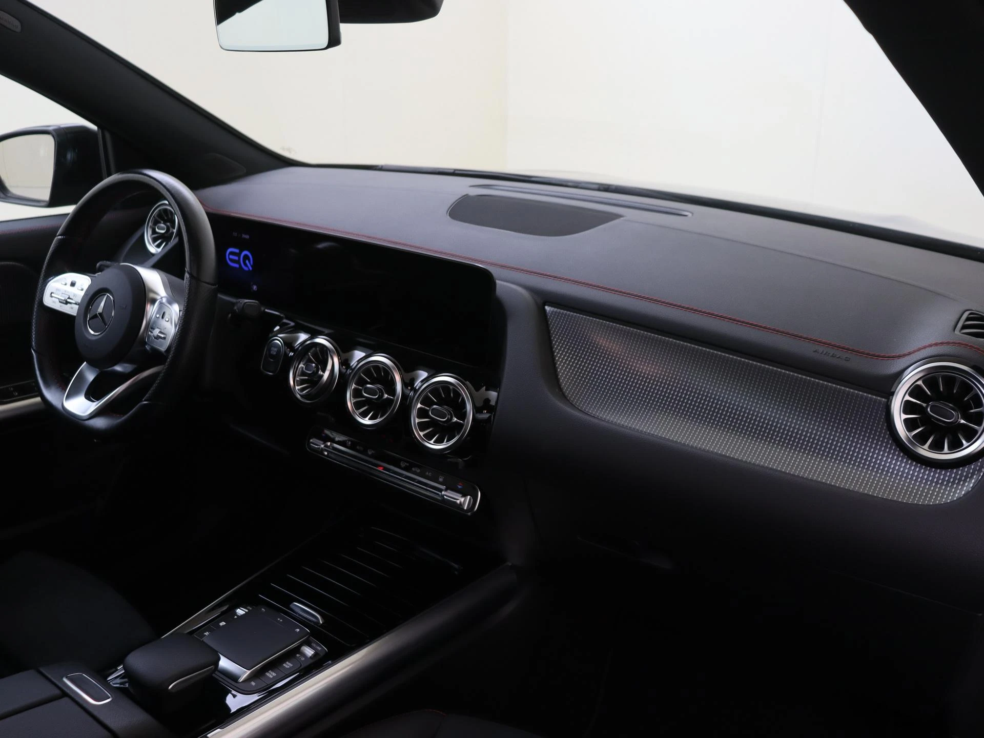 Mercedes-Benz-EQA-image-4