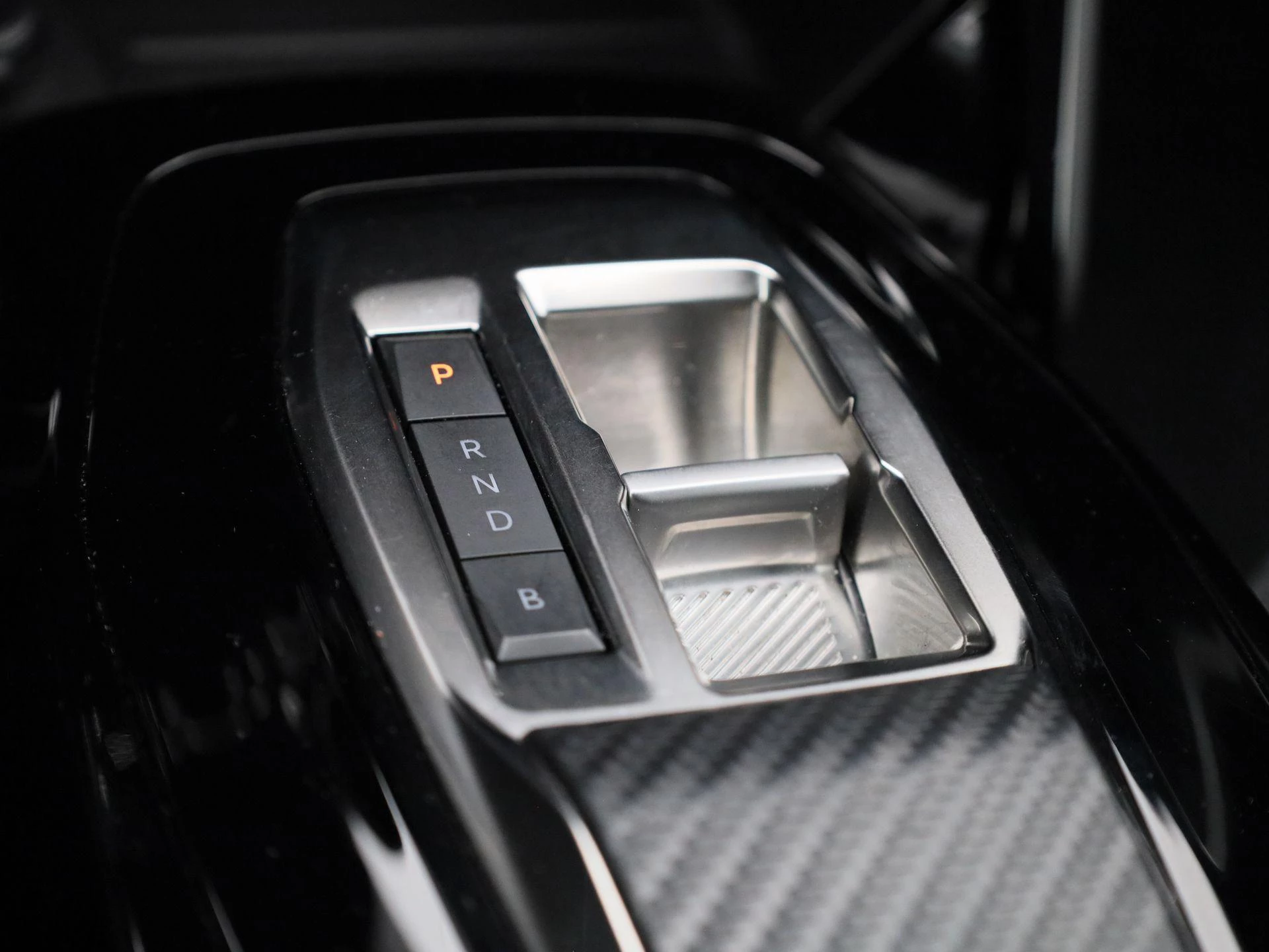 Peugeot-e-208-image-22