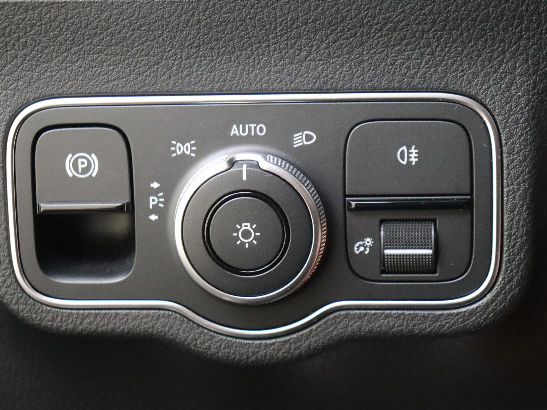 Mercedes-Benz-EQA-image-24