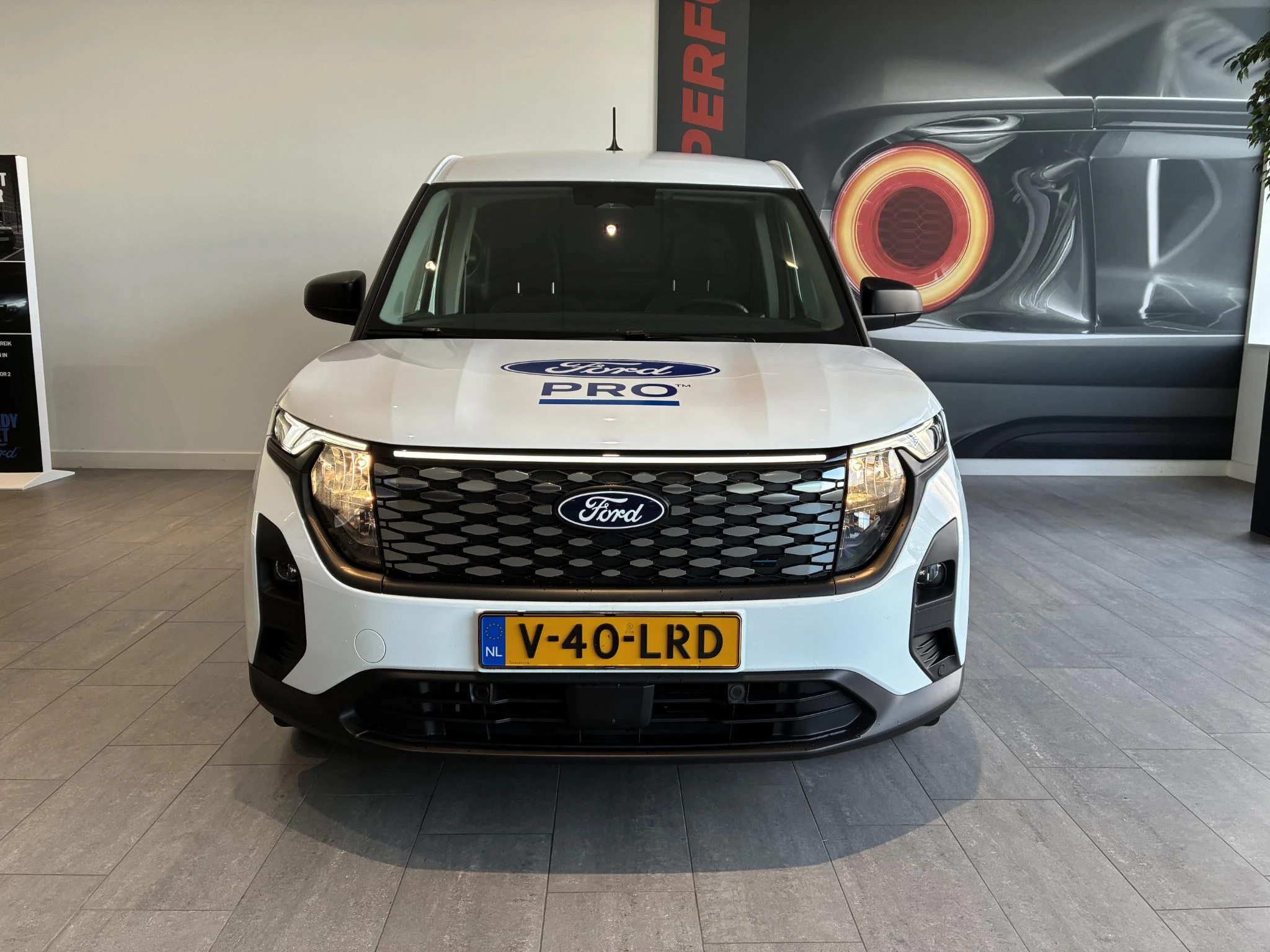 Ford-E-Transit Courier-image-1