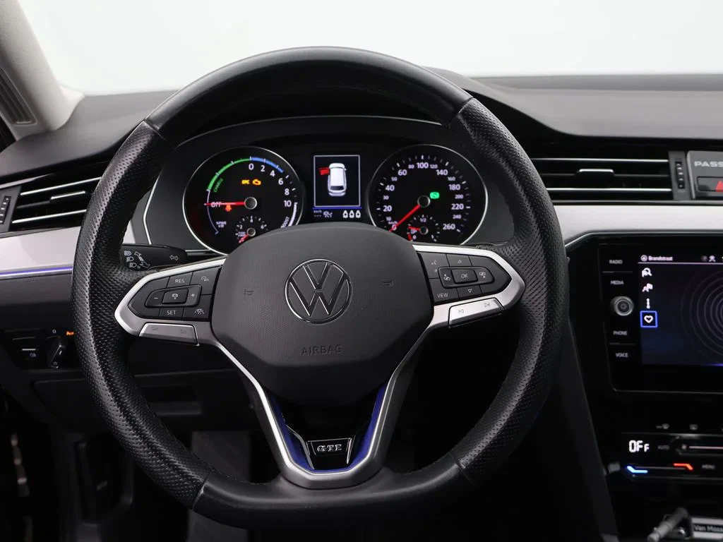 Volkswagen-Passat-image-16