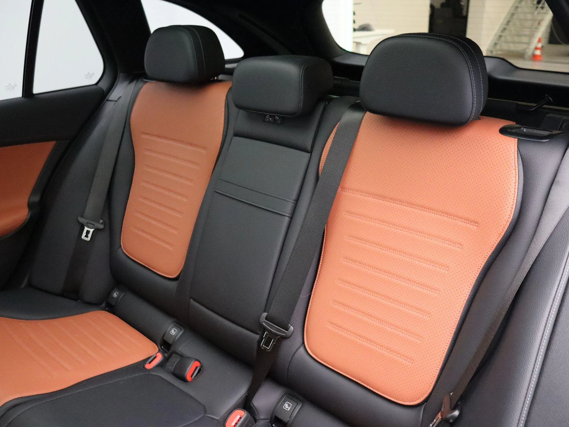 Mercedes-Benz-C-Klasse-image-16