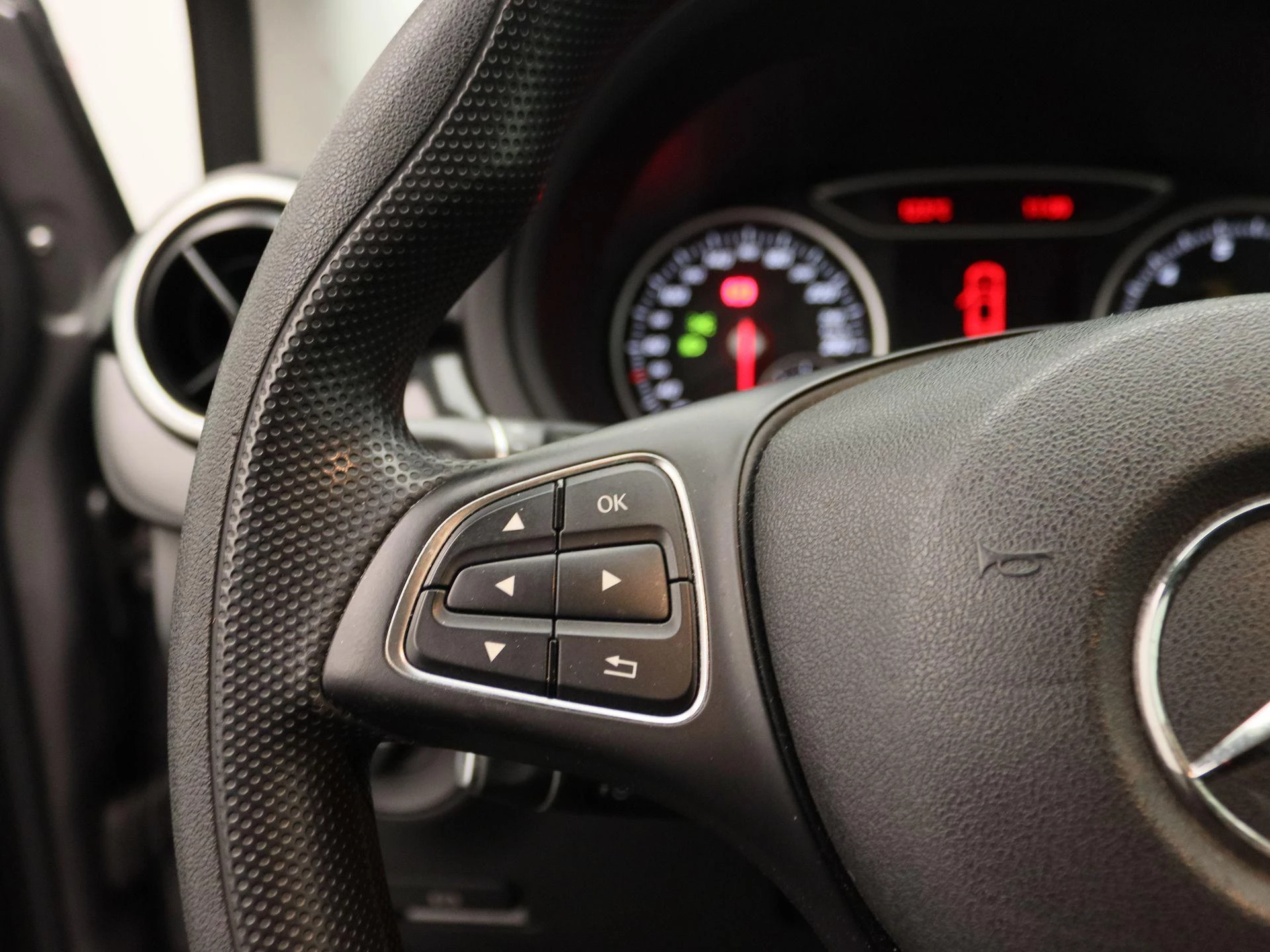Mercedes-Benz-B-Klasse-image-18