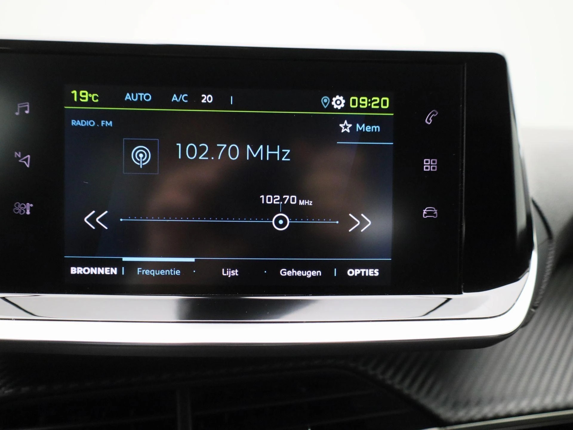 Peugeot e-208 - 18