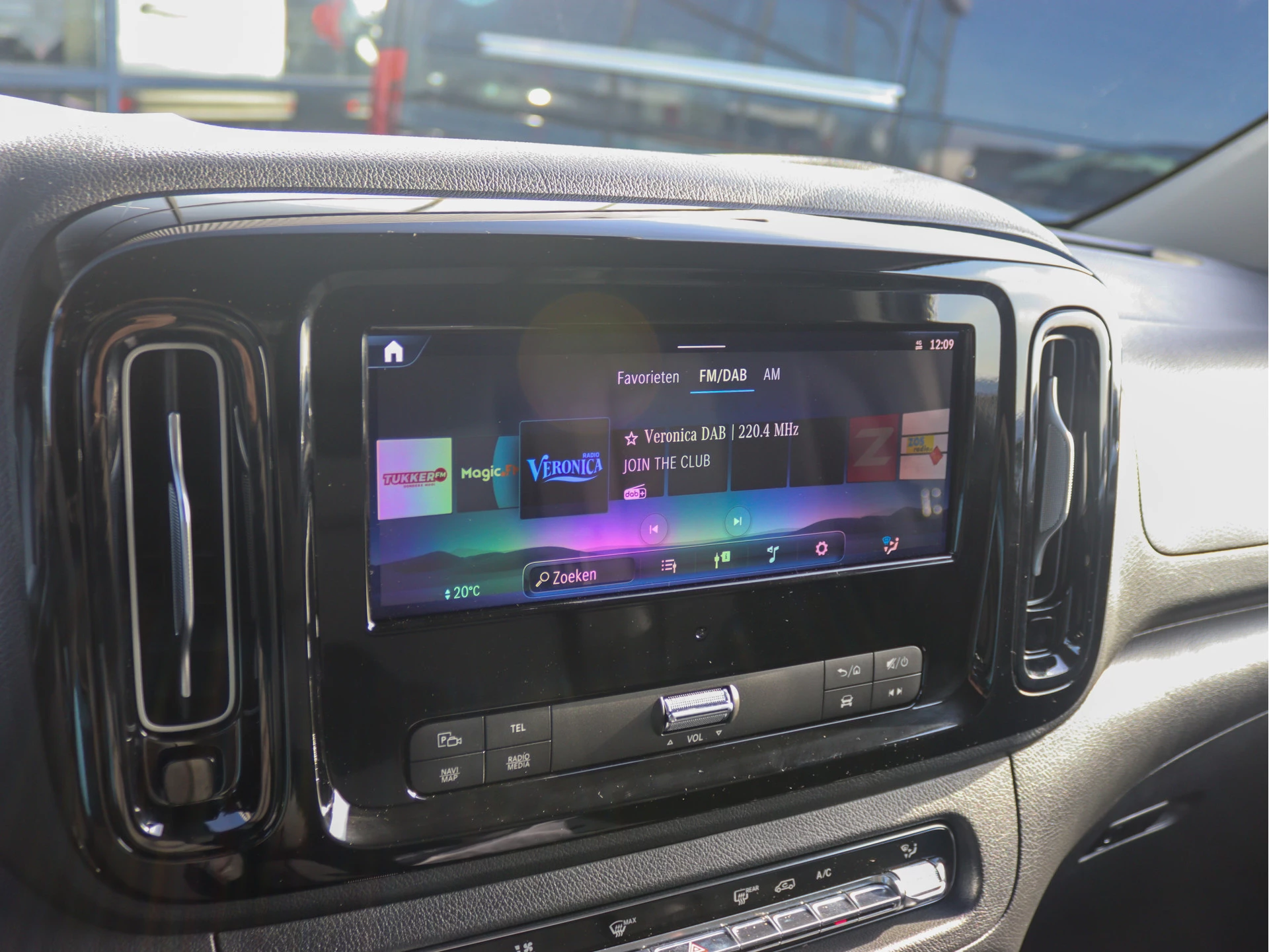 Mercedes-Benz-Vito-image-9