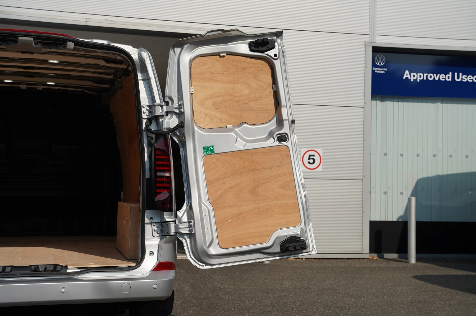 Volkswagen-Transporter-image-28