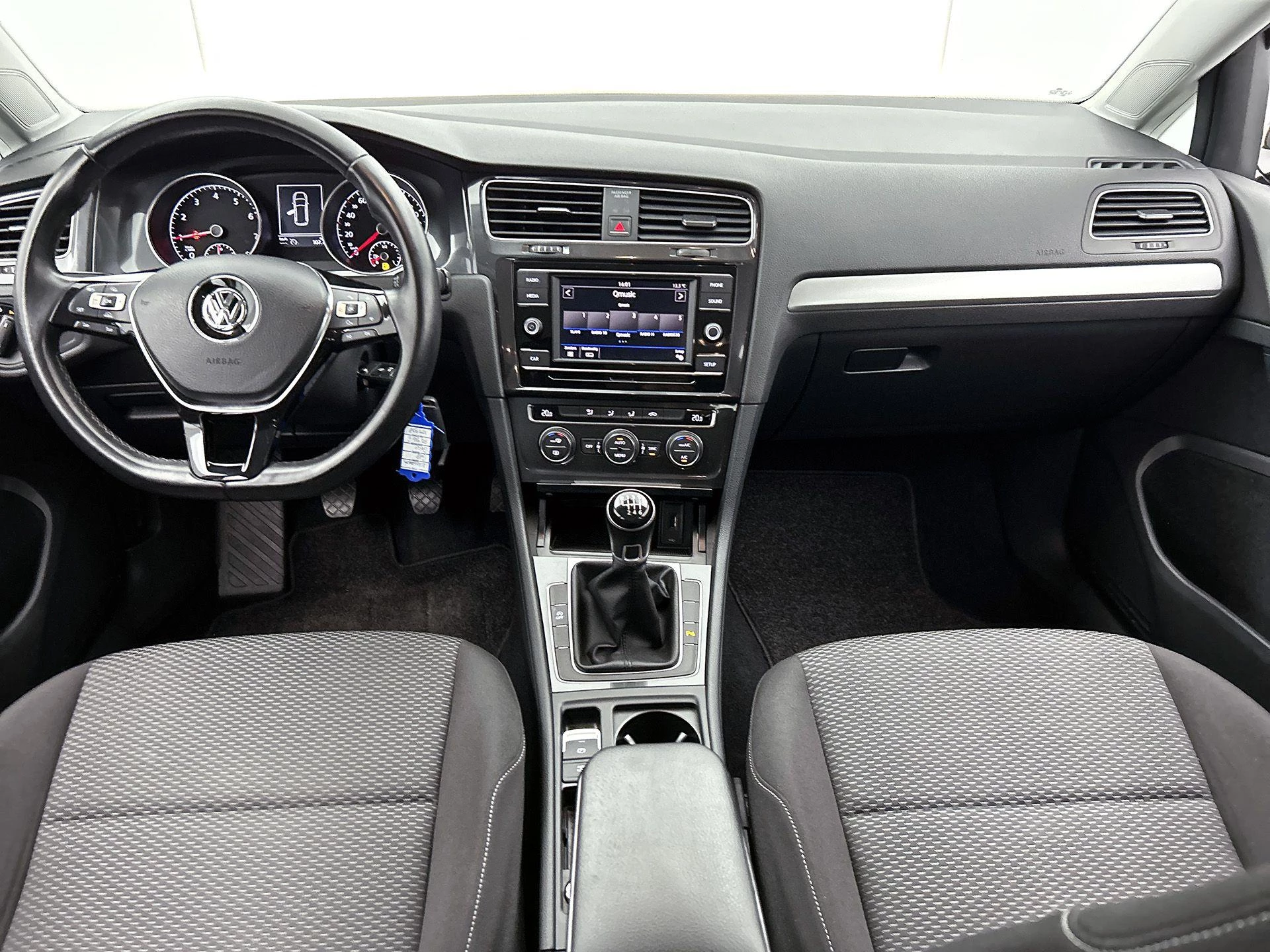 Volkswagen-Golf-image-1