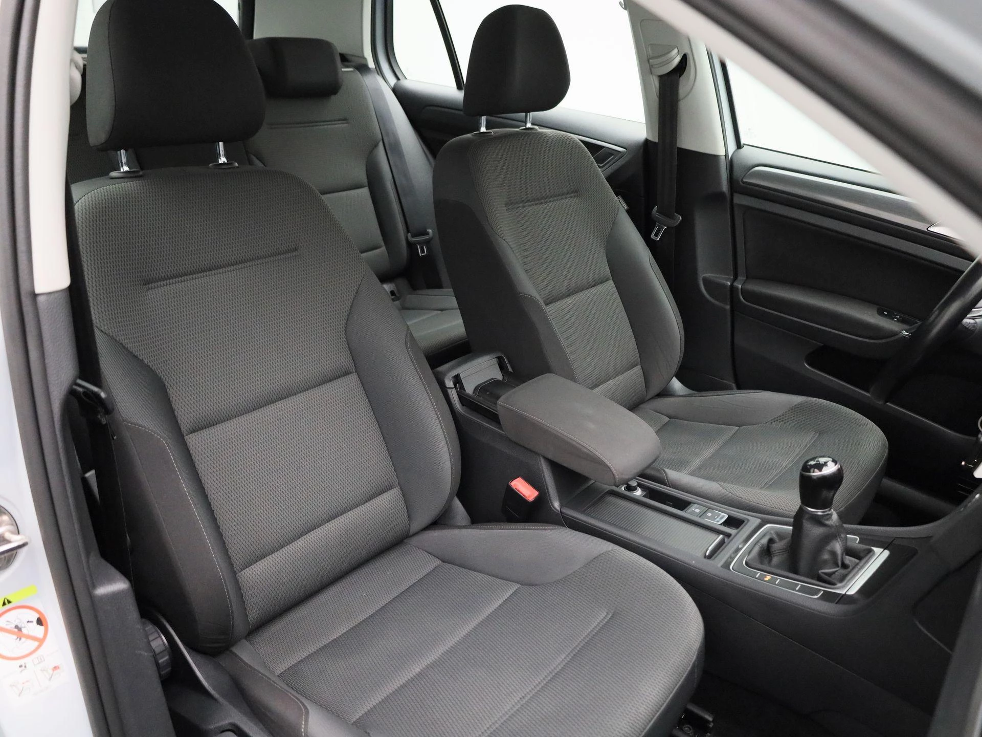 Volkswagen-Golf-image-33