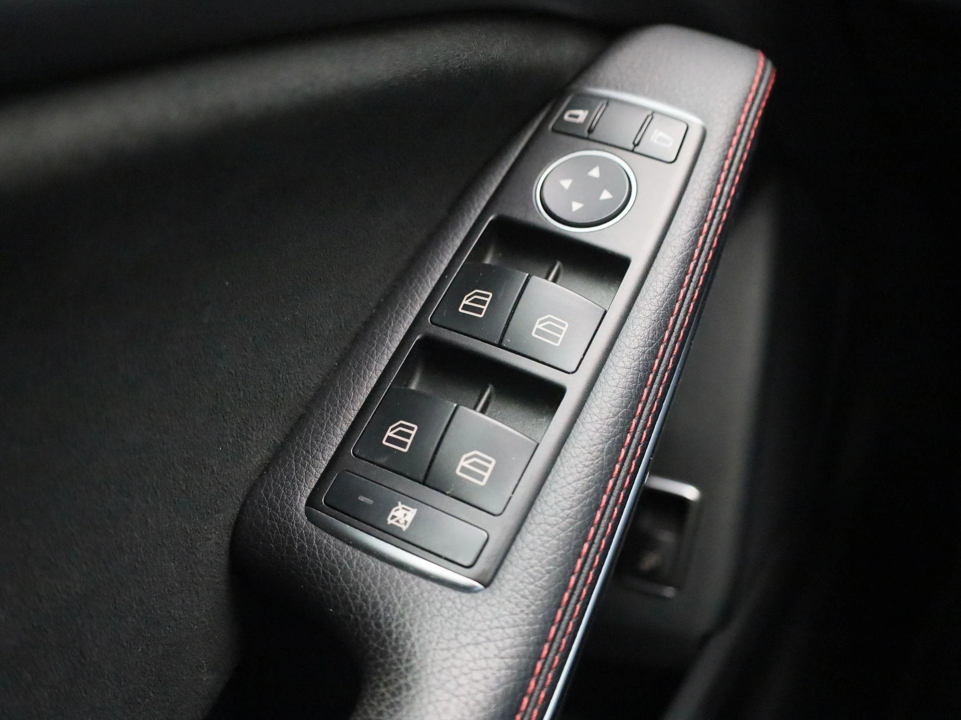Mercedes-Benz-GLA-image-28