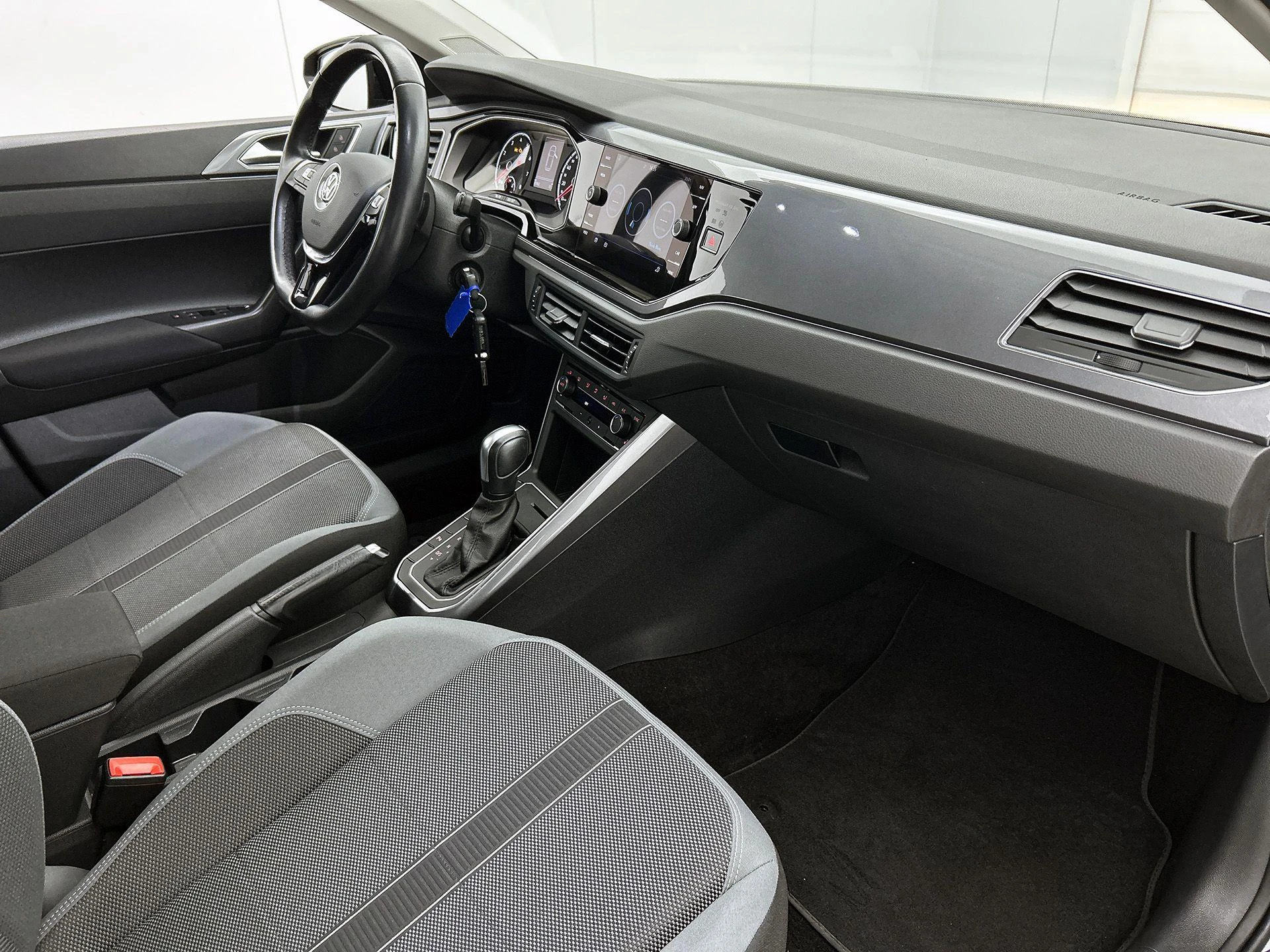 Volkswagen-Polo-image-19