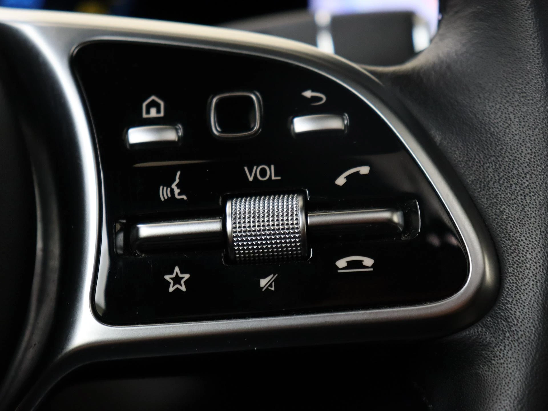 Mercedes-Benz-EQC-image-12