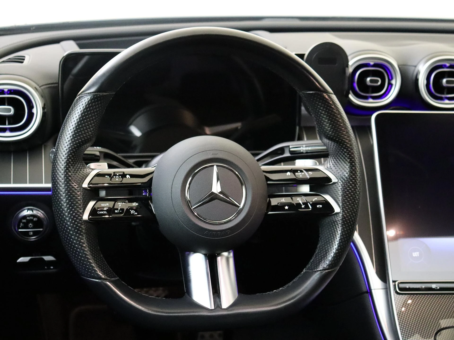 Mercedes-Benz-C-Klasse-image-10