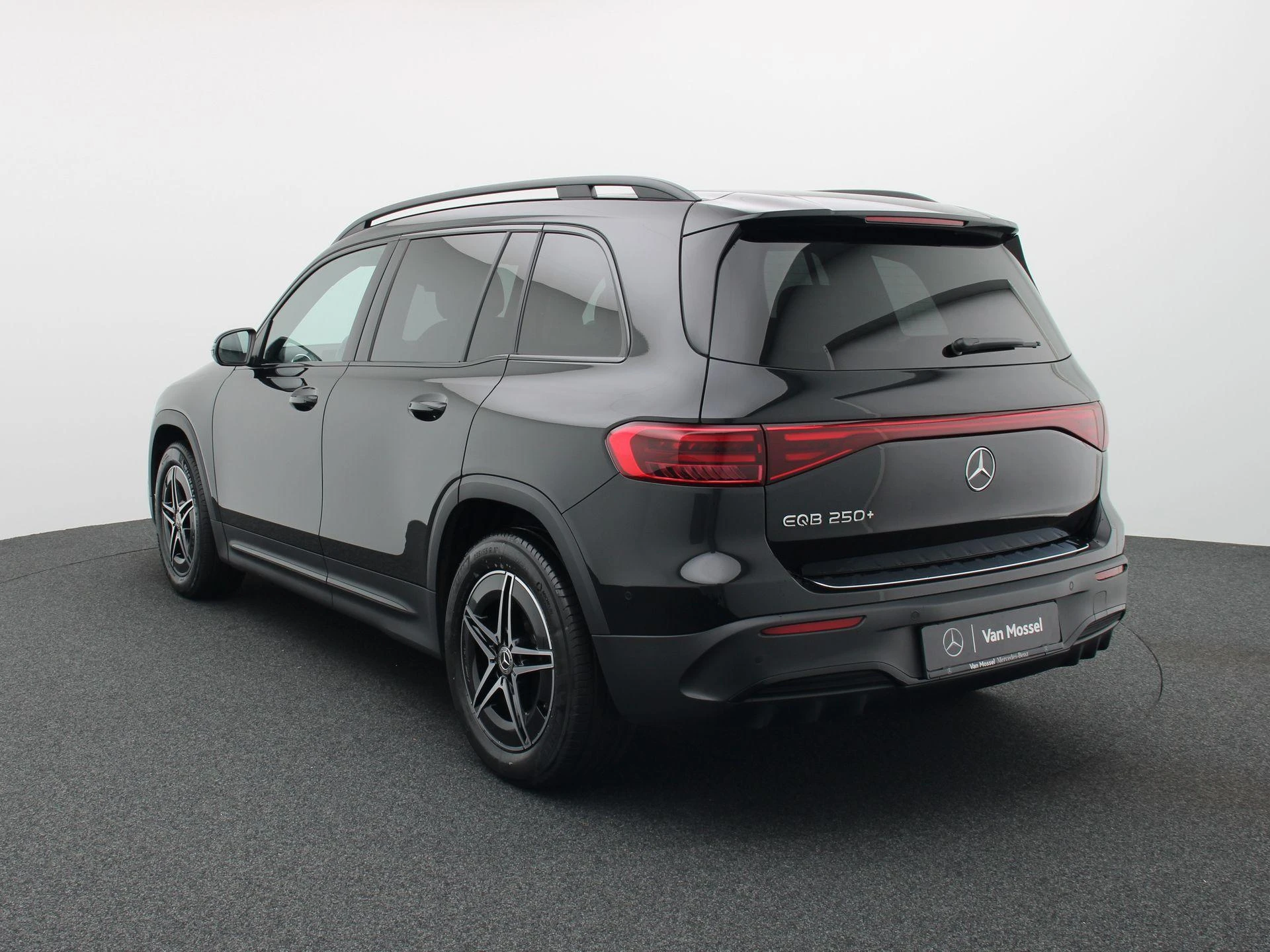 Mercedes-Benz-EQB-image-1