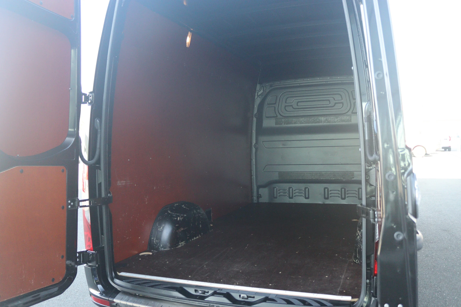 Mercedes-Benz-Sprinter-image-2