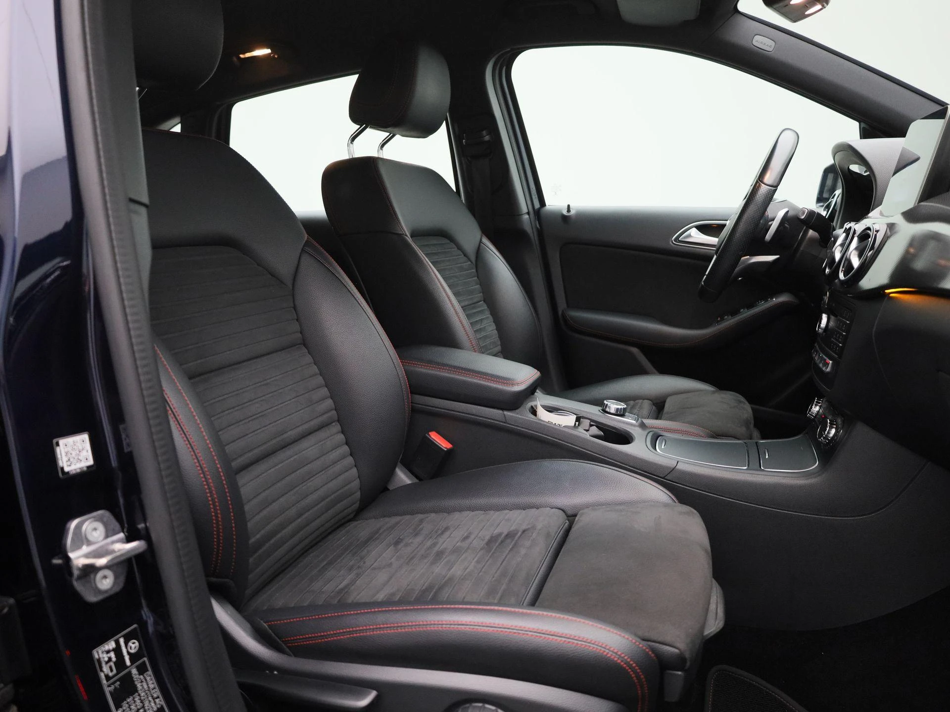 Mercedes-Benz-B-Klasse-image-35