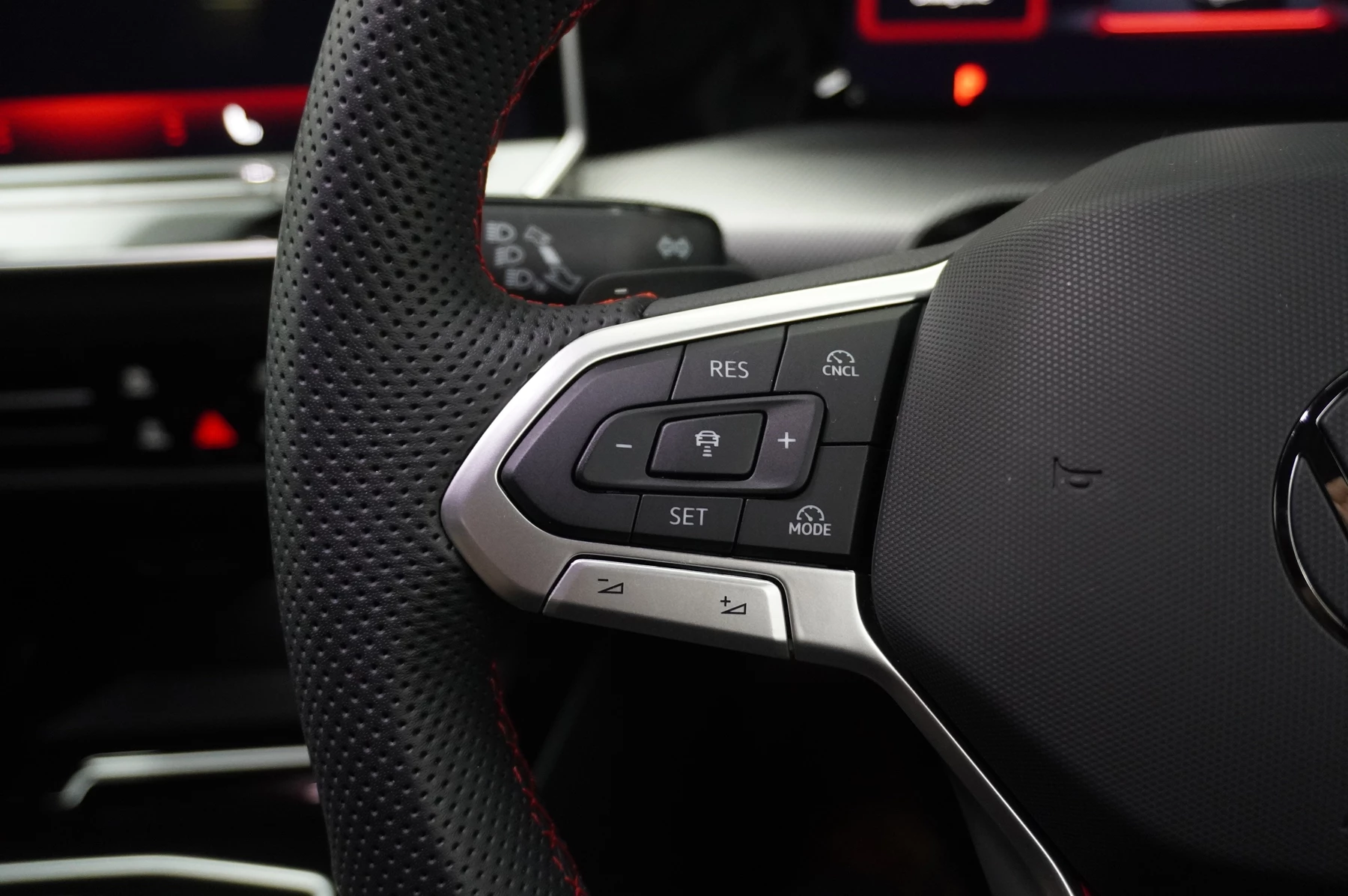 Volkswagen-Golf-image-14